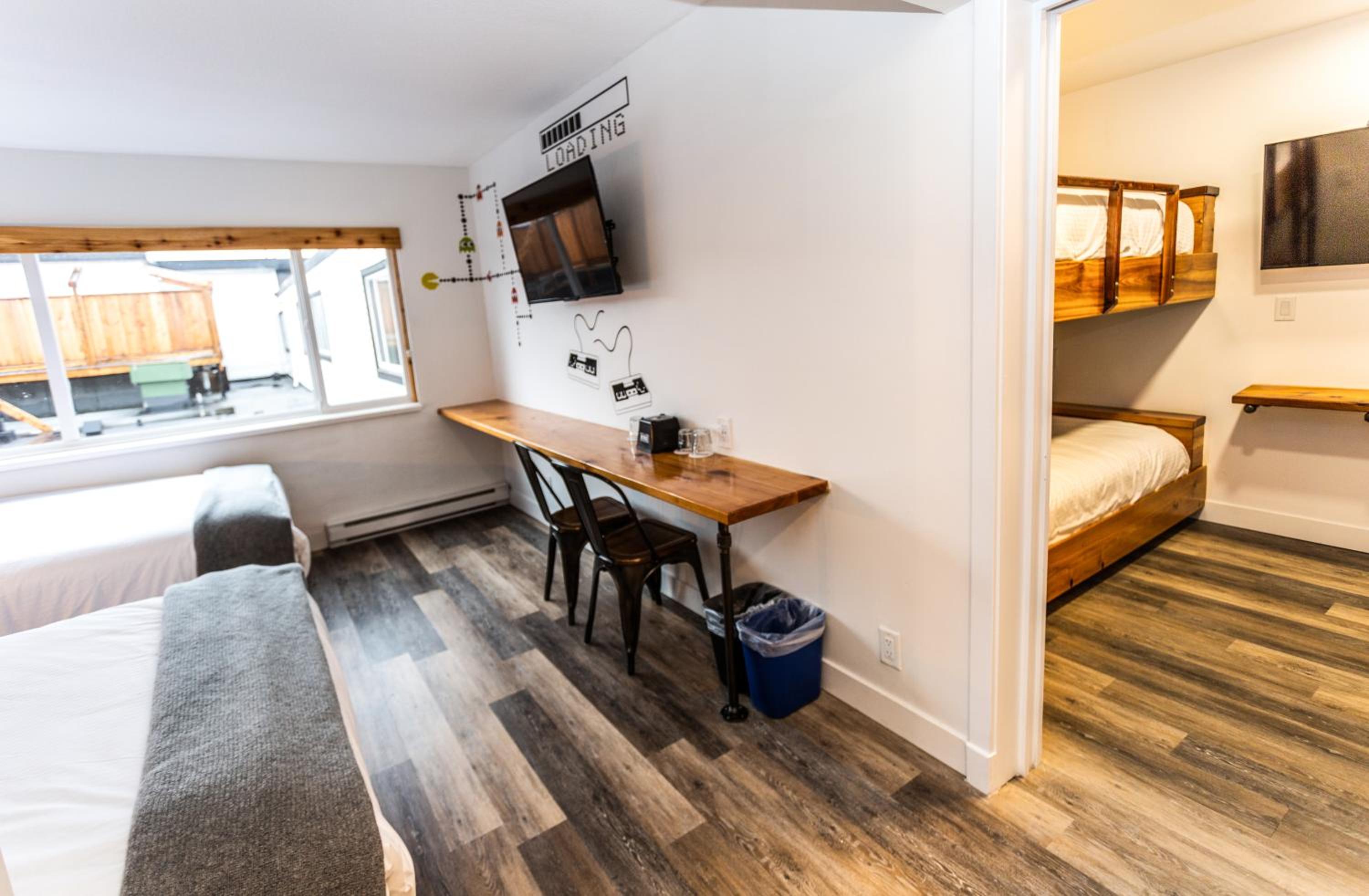 Party Room, 2 Queen Beds, 2 Twin Bunks (Above LOUD Pub) - Photo 4