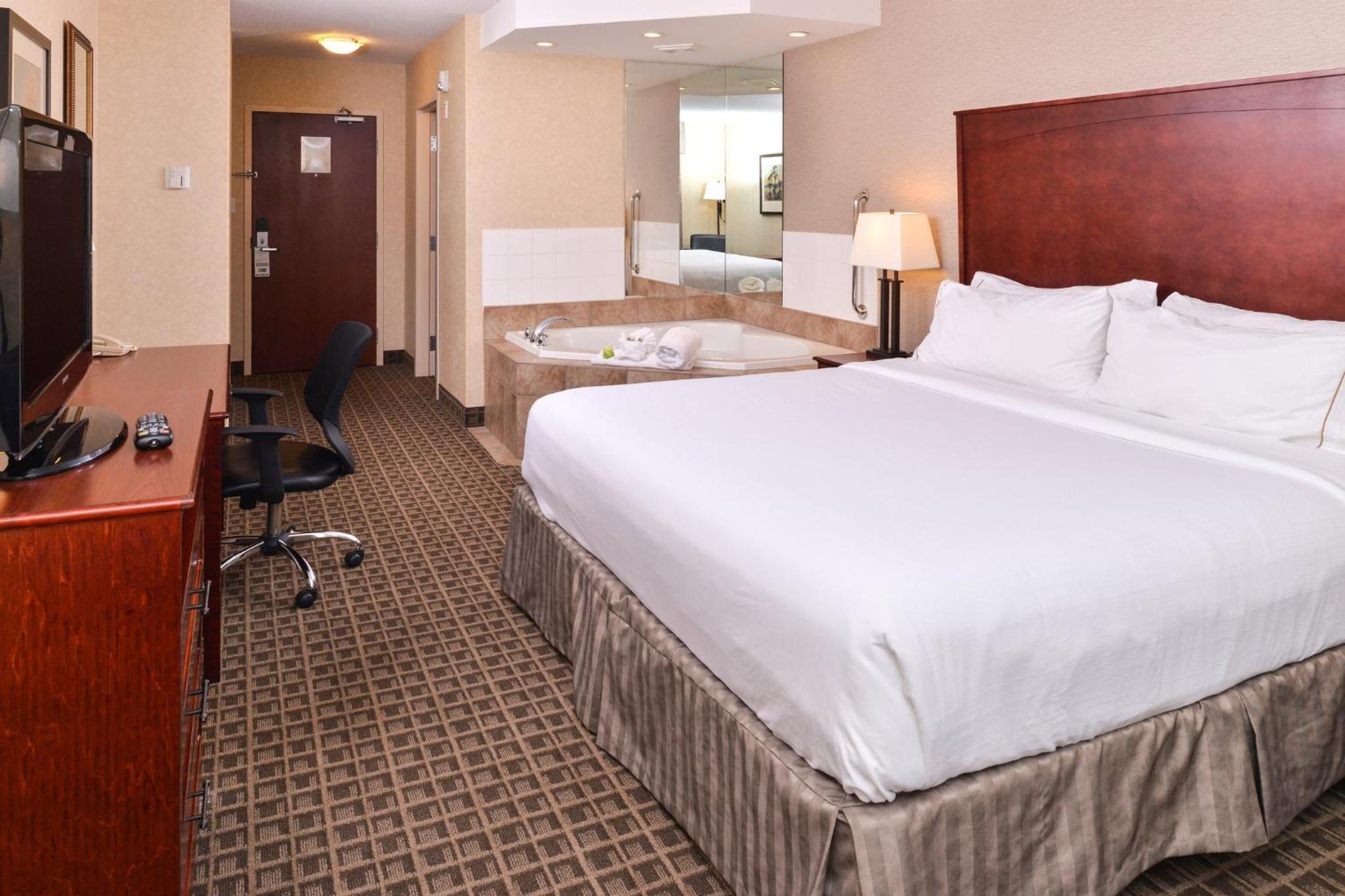 King Suite with Spa Bath - Photo 1
