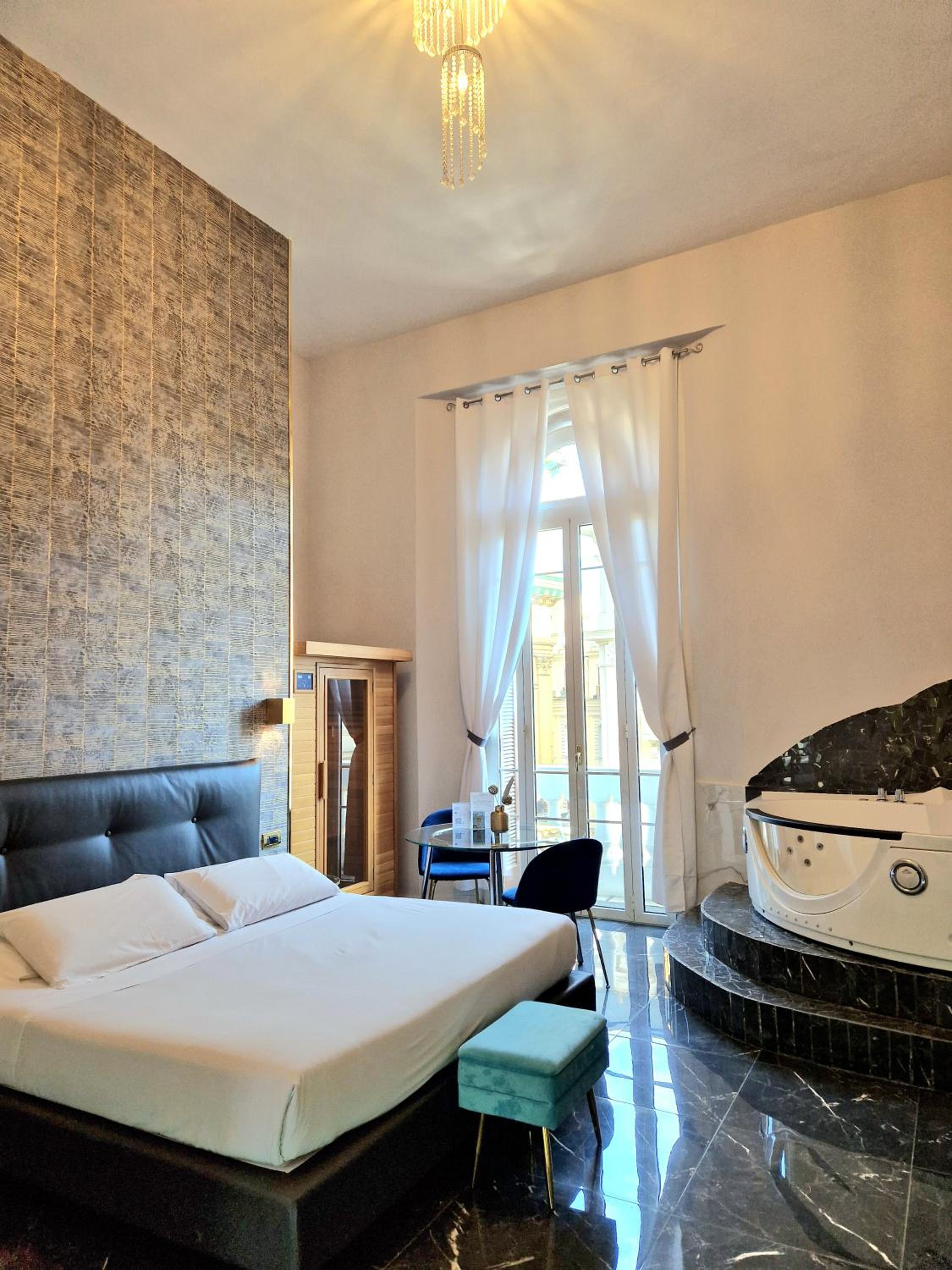 Queen Suite with Spa Bath
