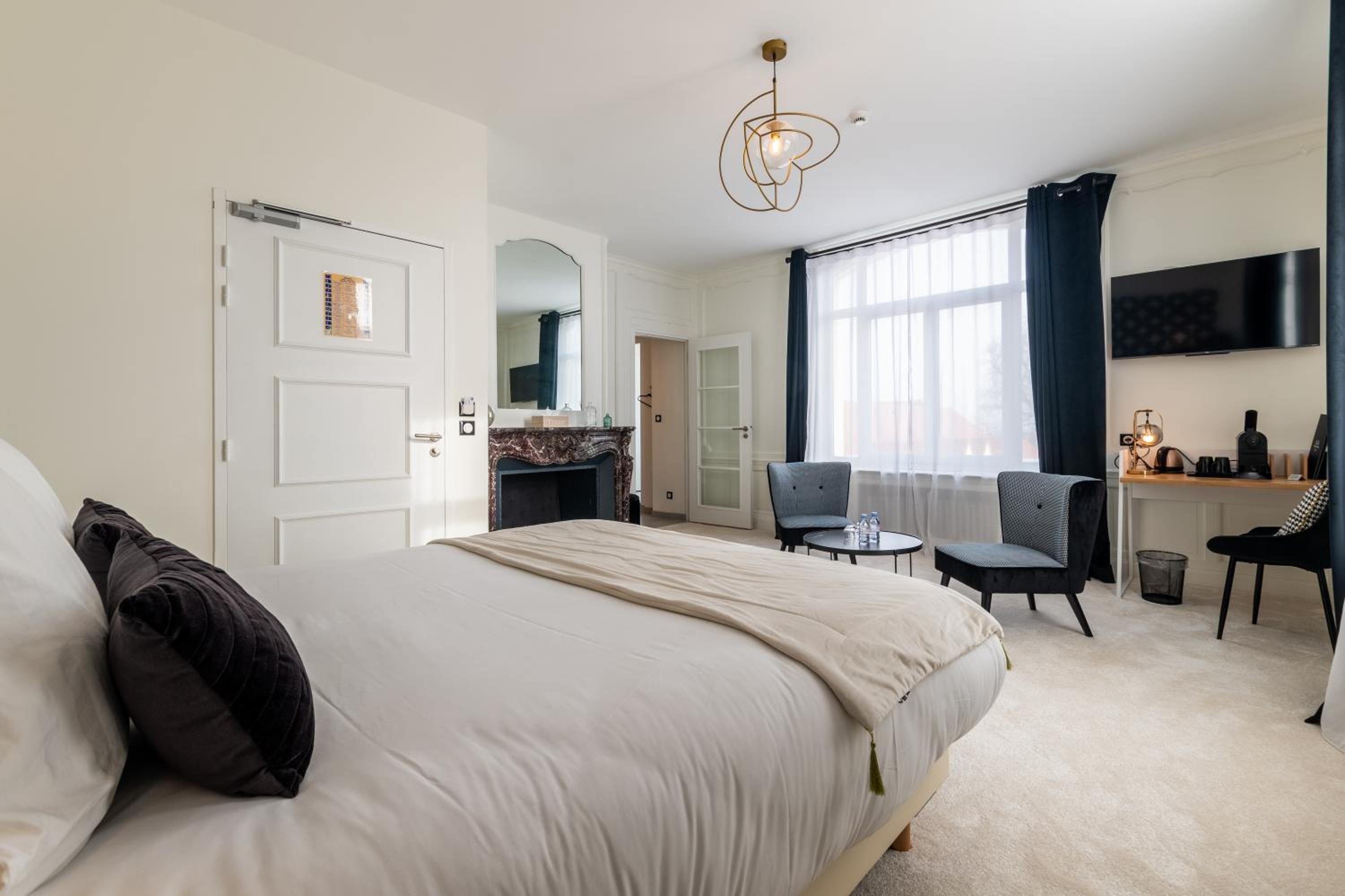 Suite - Photo 11