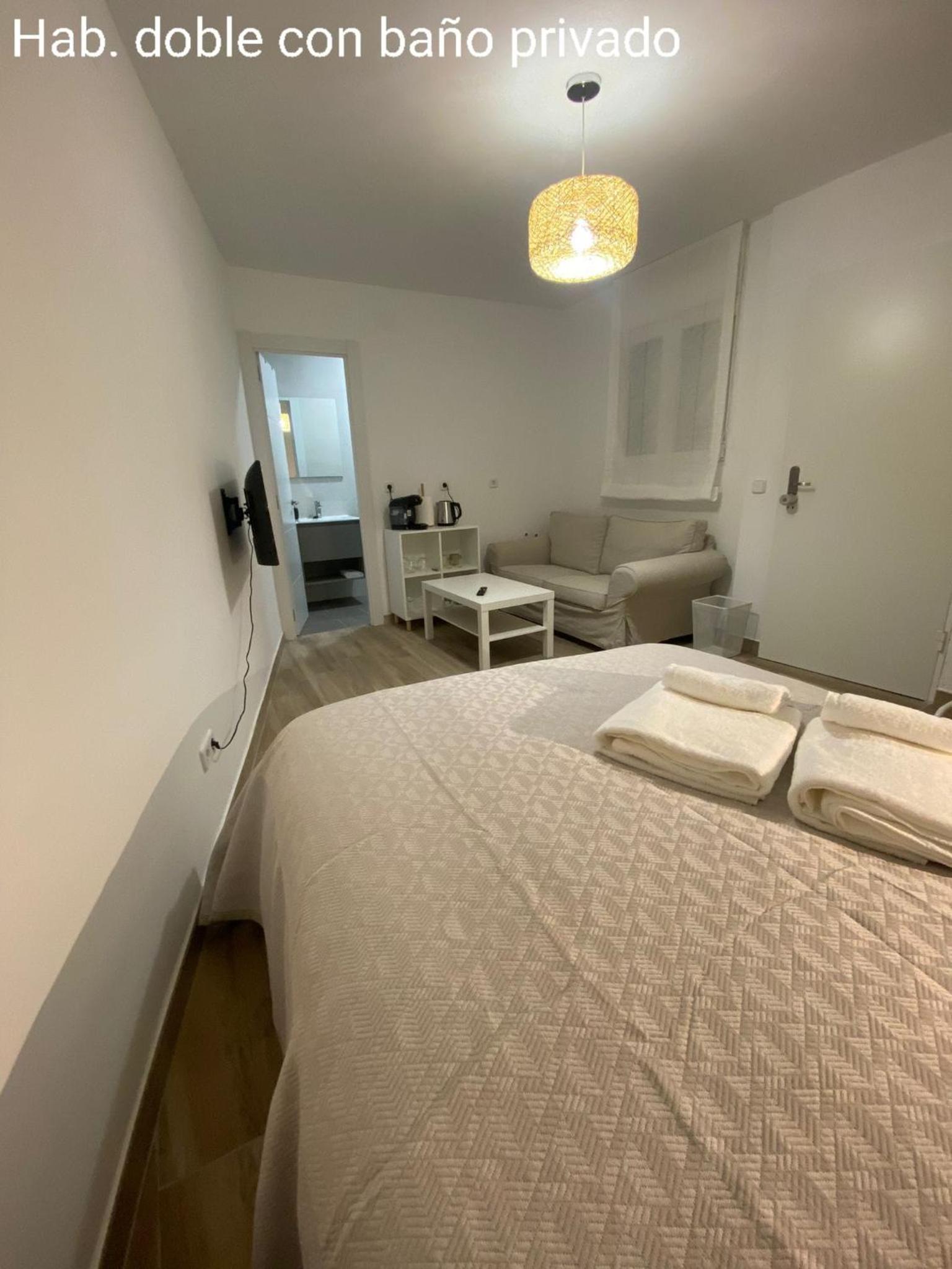Double Room with Private Bathroom photo 2