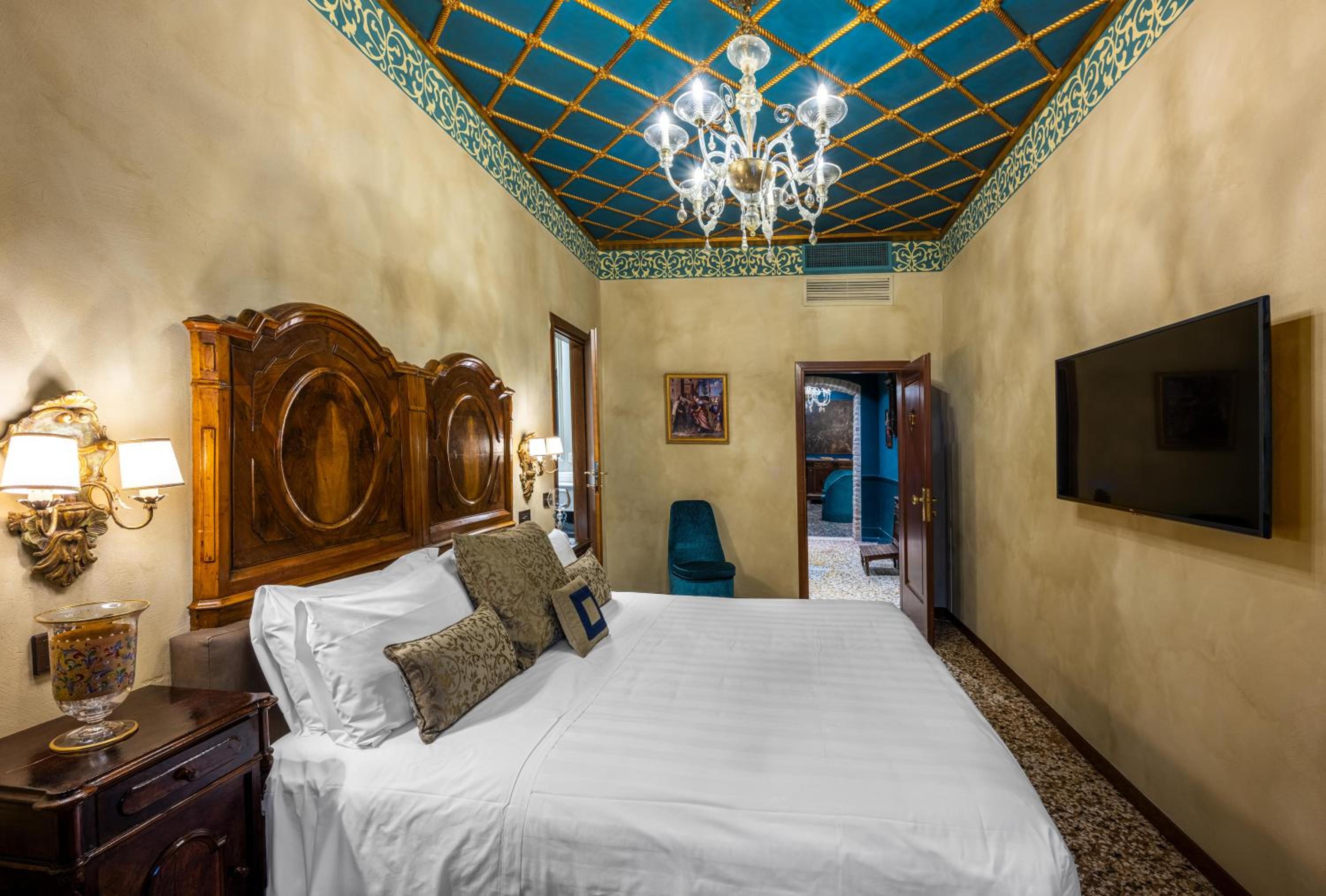 Superior Room with canal view thumbnail 5