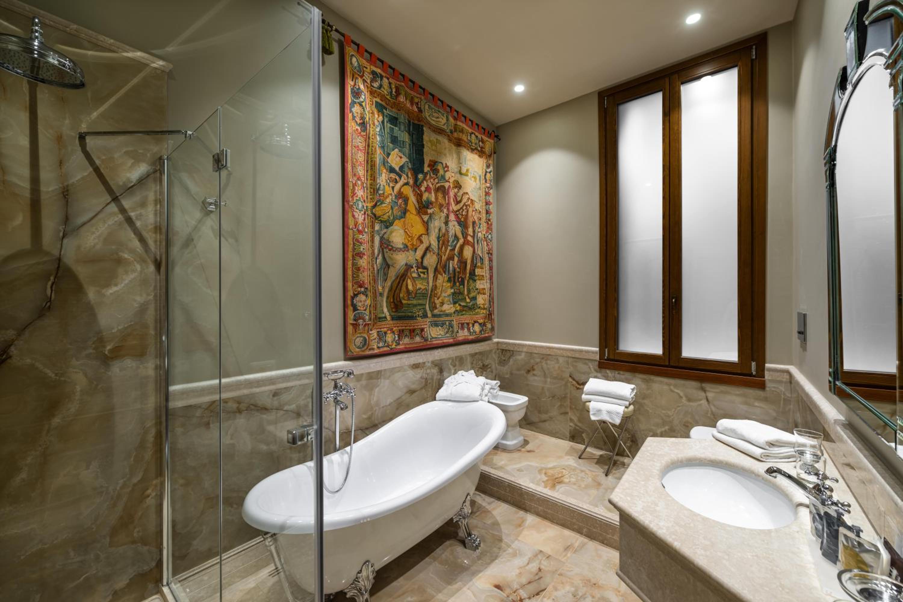 Junior Suite with Canal View thumbnail 6