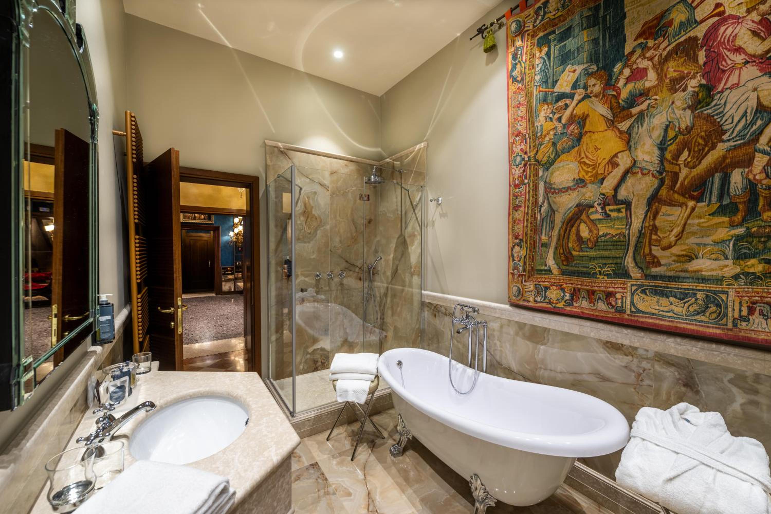Junior Suite with Canal View thumbnail 5