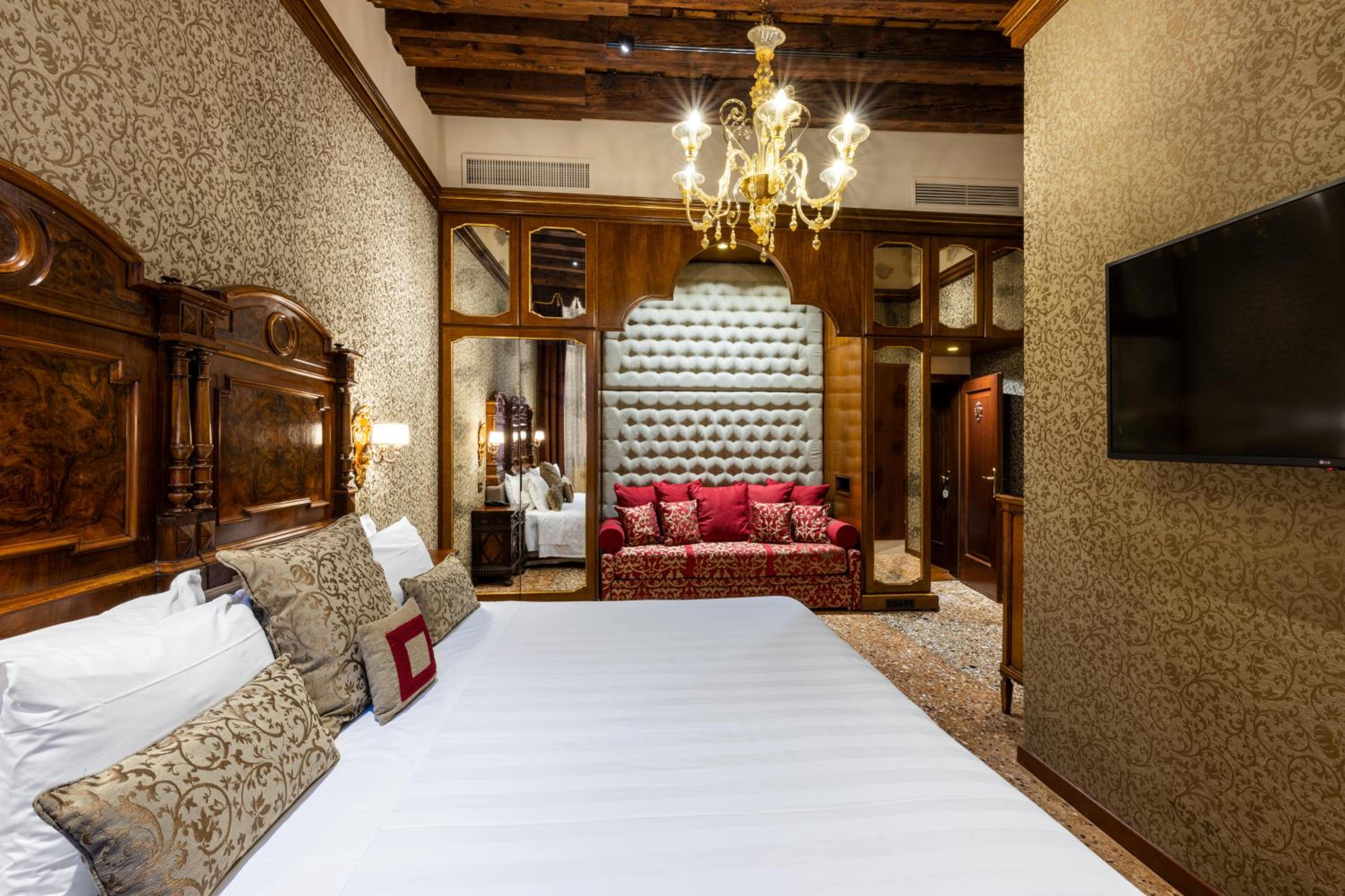Deluxe room with Canal View