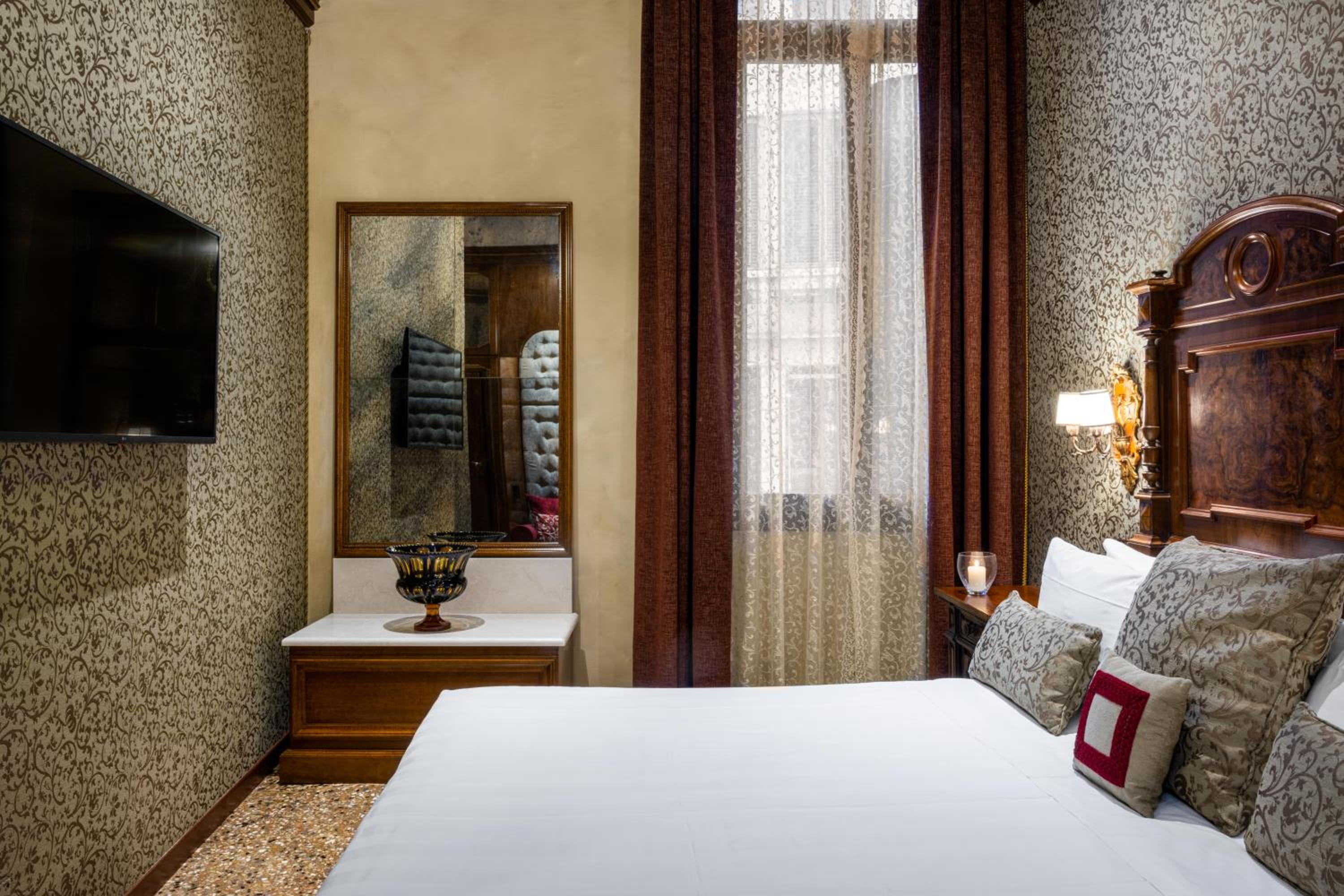 Deluxe room with Canal View thumbnail 5