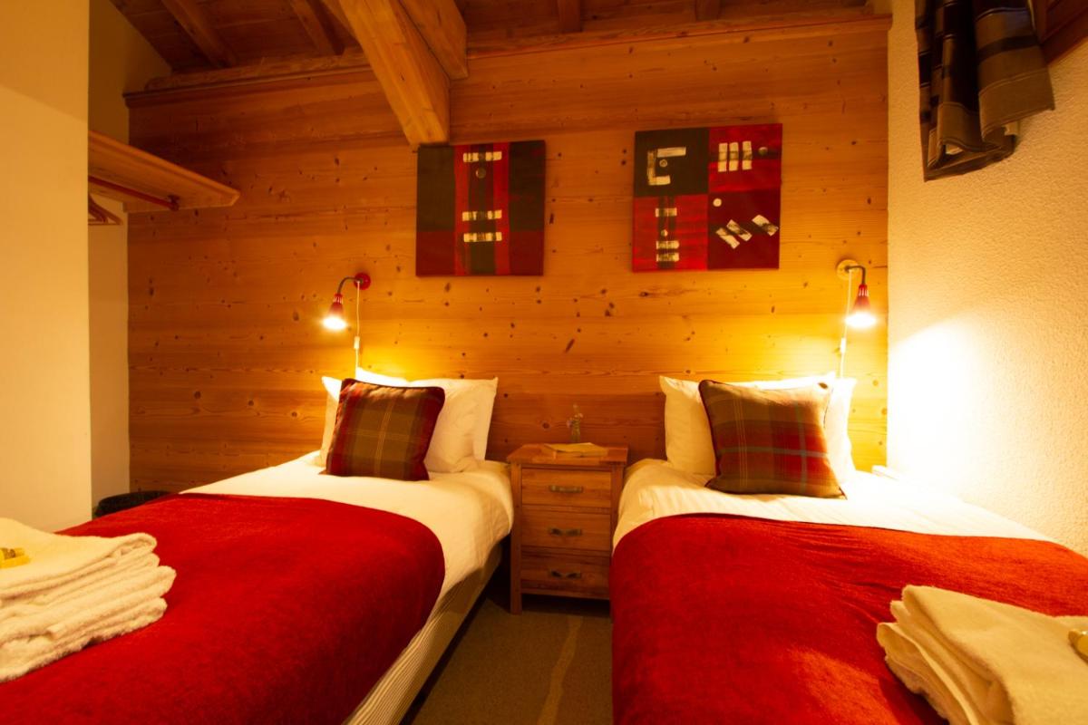 Double/Twin Bedroom with Shared Bathroom