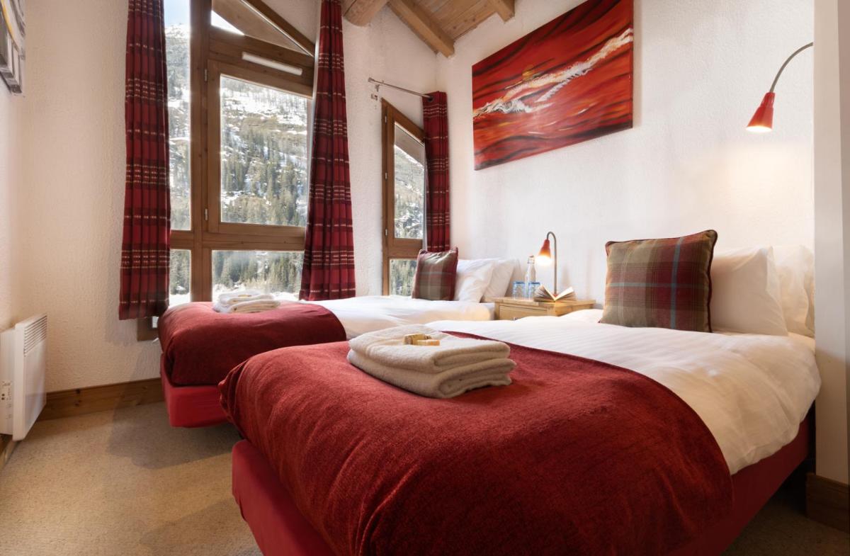 Double/Twin Bedroom with Shared Bathroom photo 2