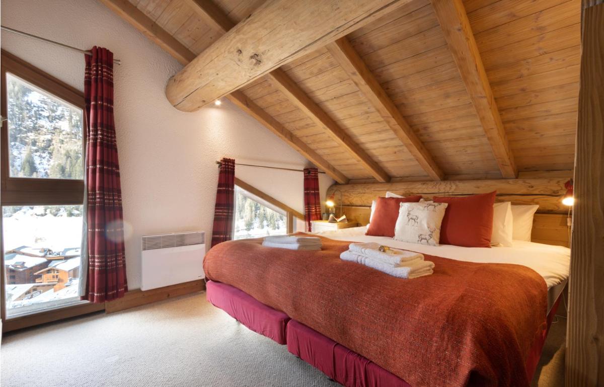 Double/Twin Bedroom with Shared Bathroom photo 3
