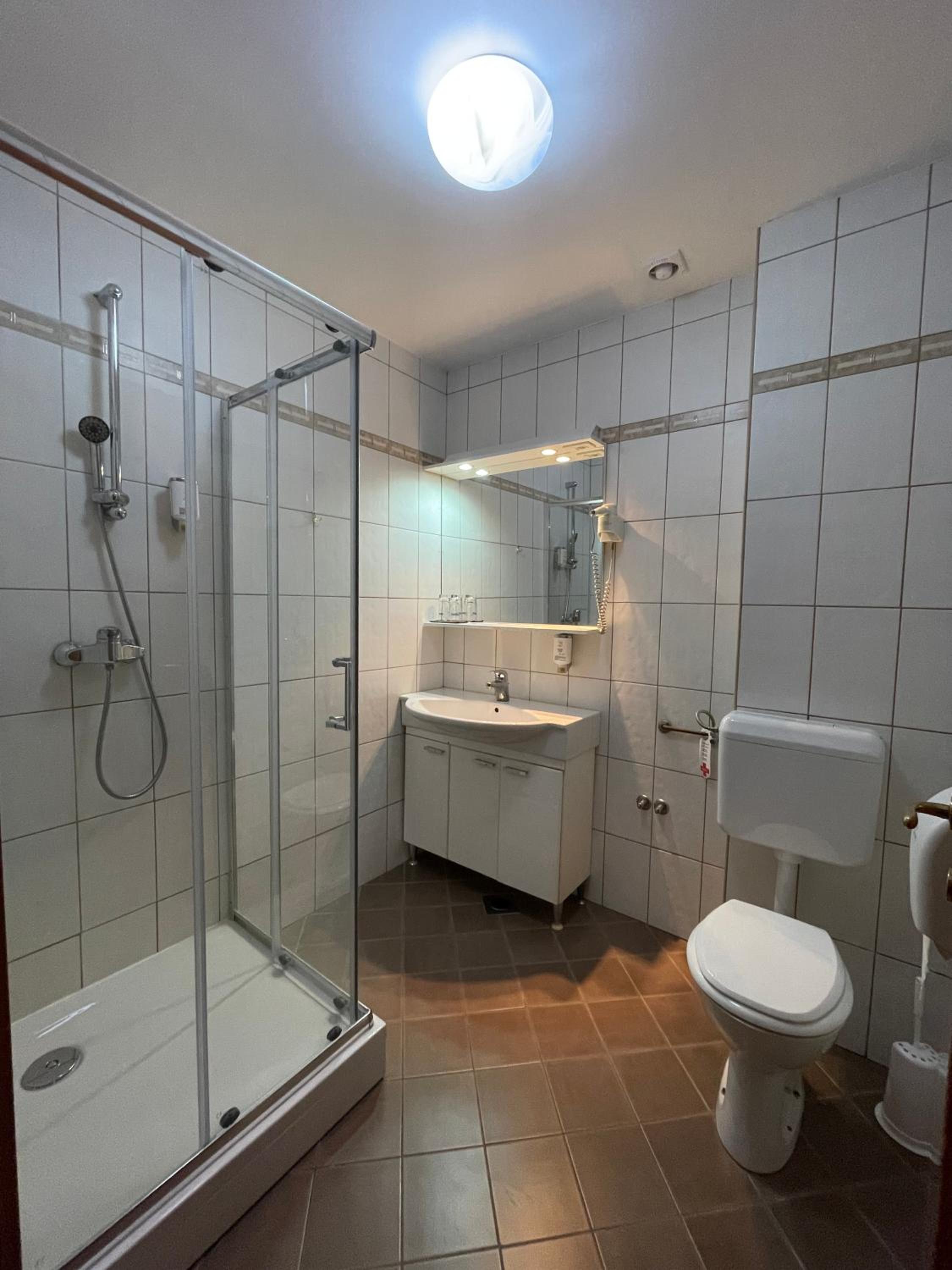 Double Room with Balcony - Photo 12