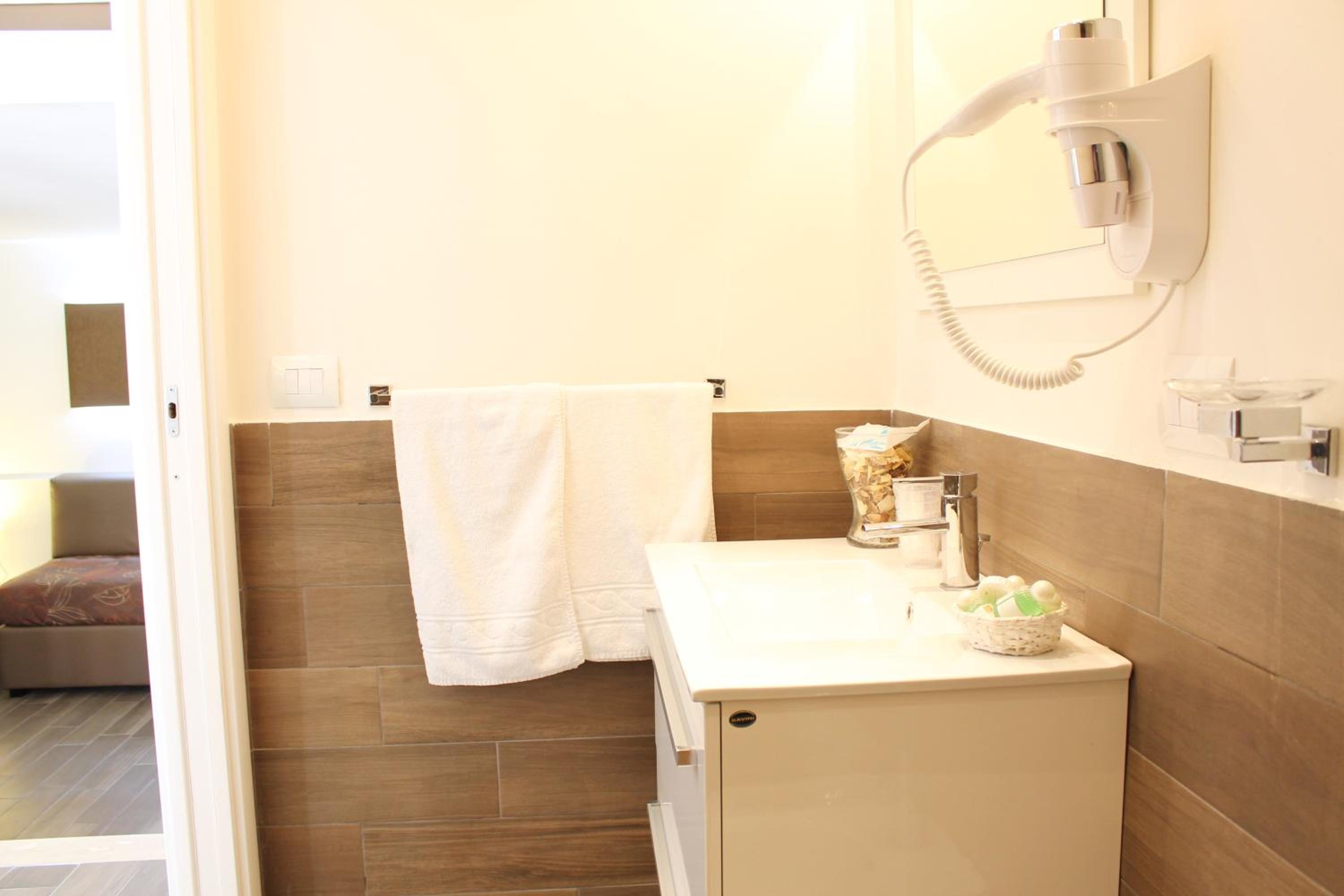 Suite - Photo 16