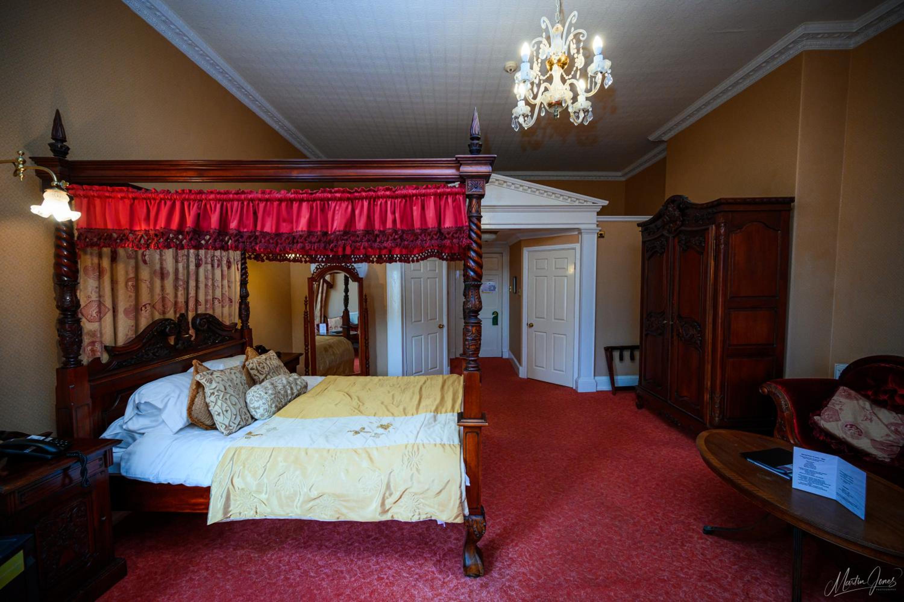 Bridal Suite with Four Poster Bed  photo 1