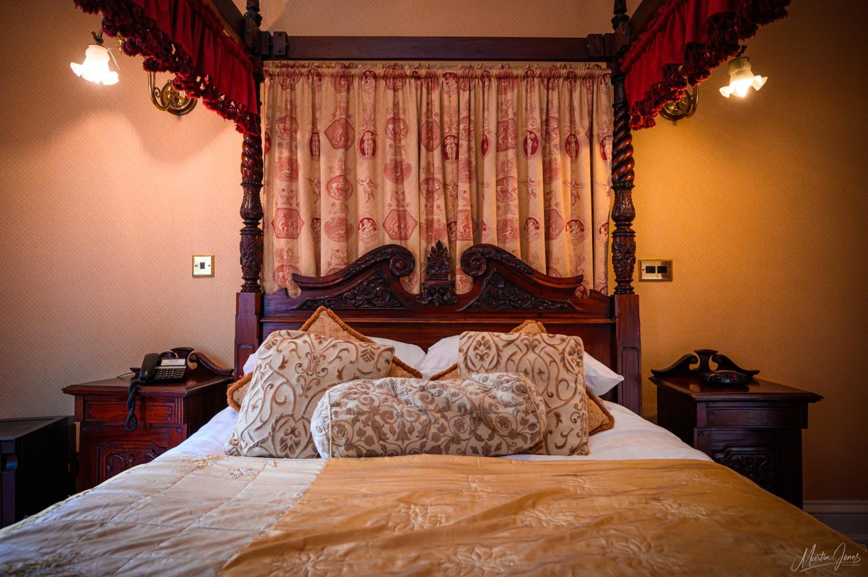 Bridal Suite with Four Poster Bed  photo 2
