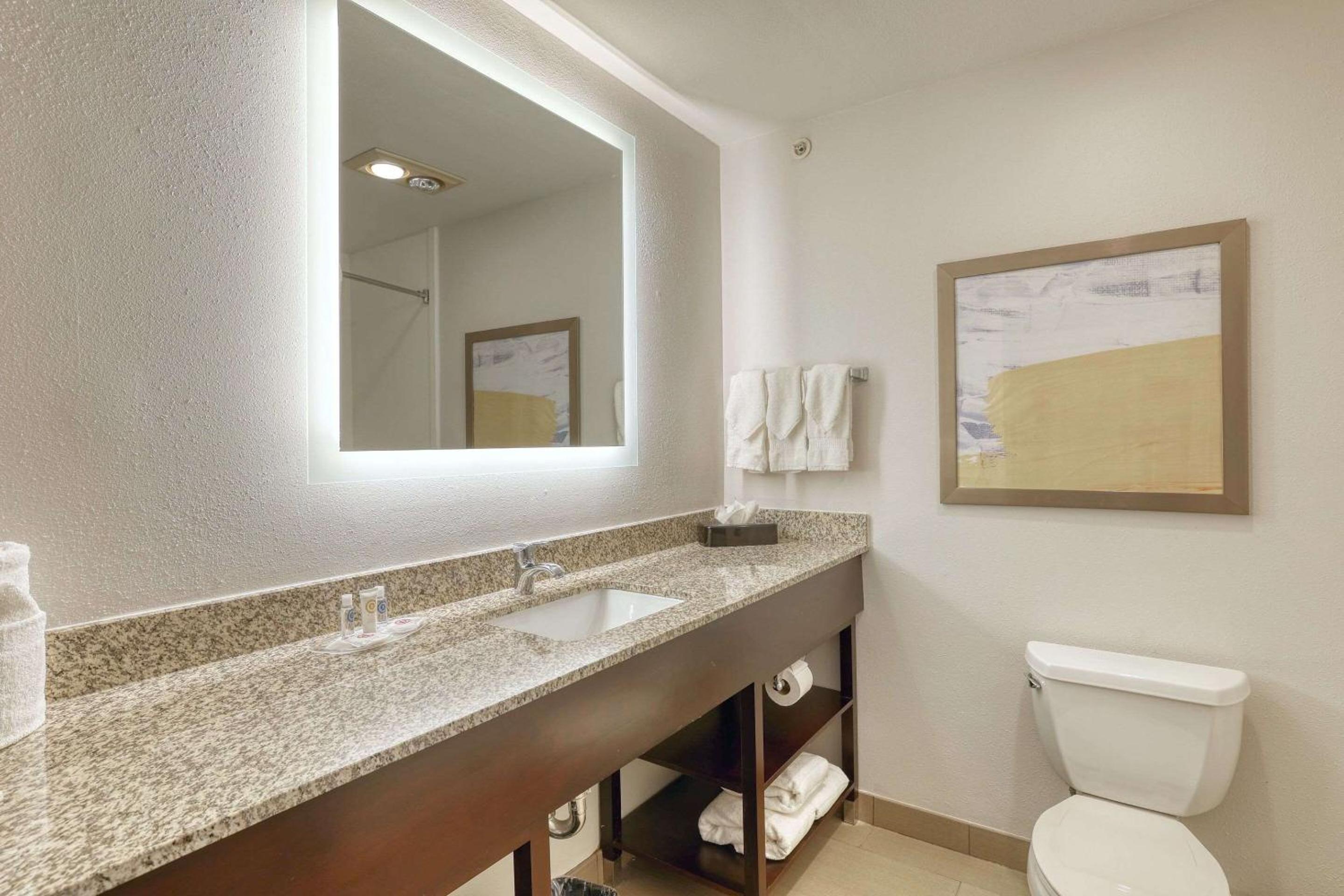 Queen Suite with Two Queen Beds - Non-Smoking - Photo 6