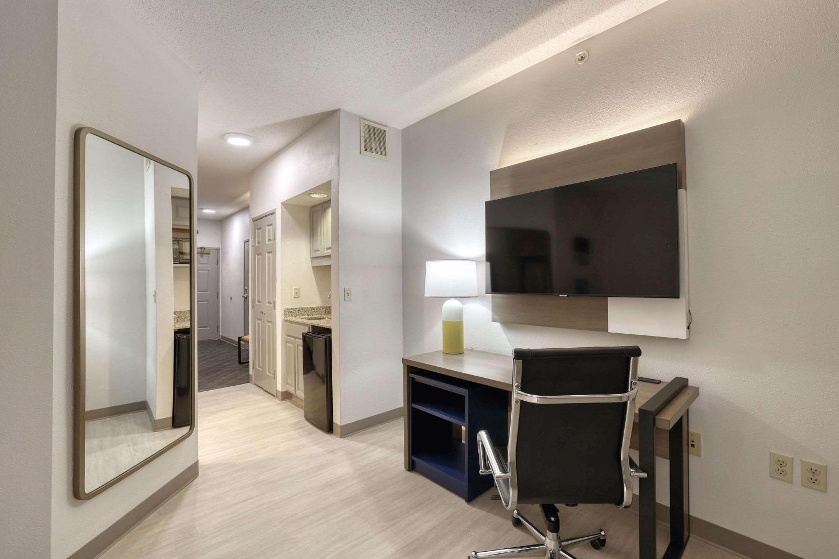 Queen Suite with Two Queen Beds - Non-Smoking - Photo 3