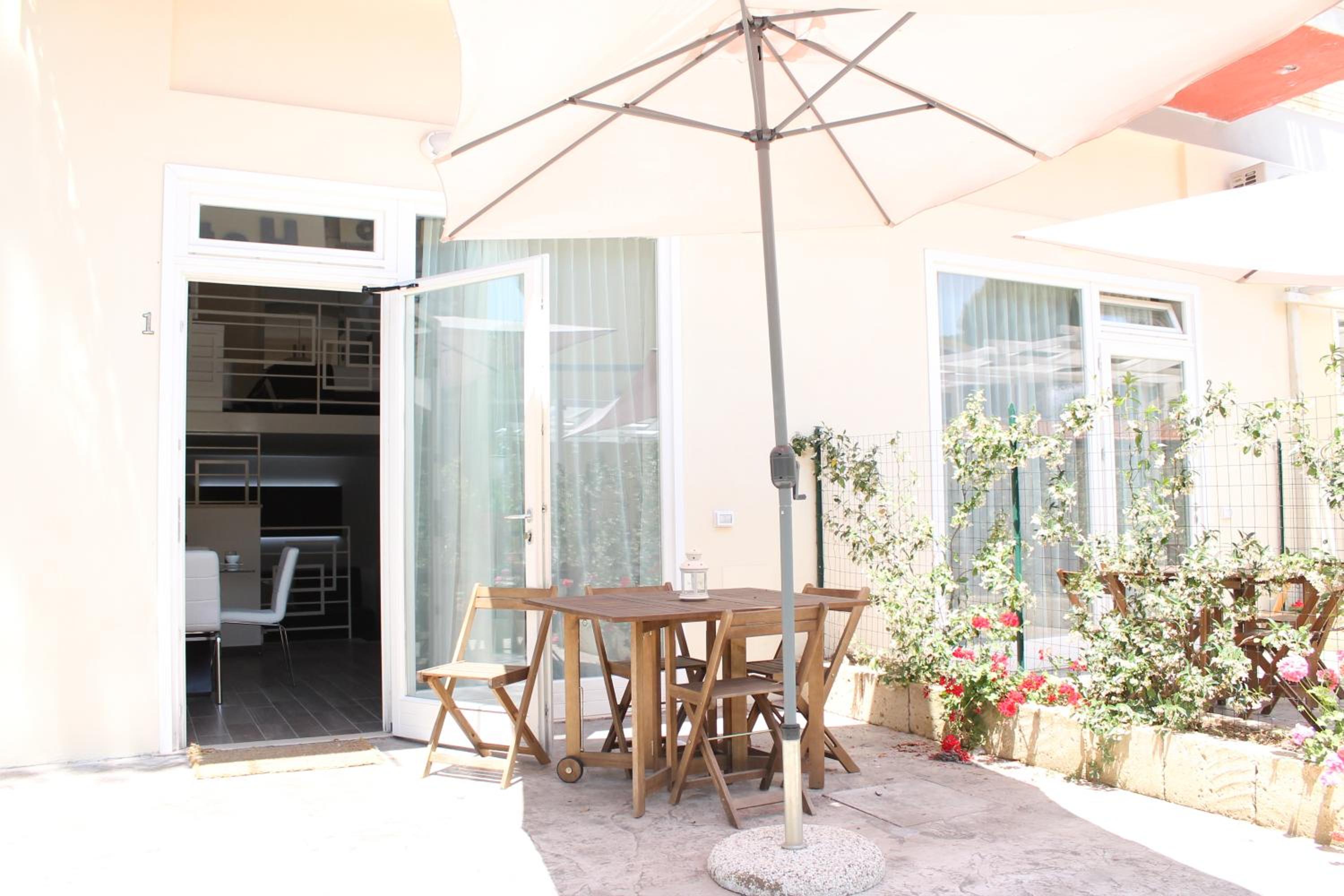 Suite - Photo 18