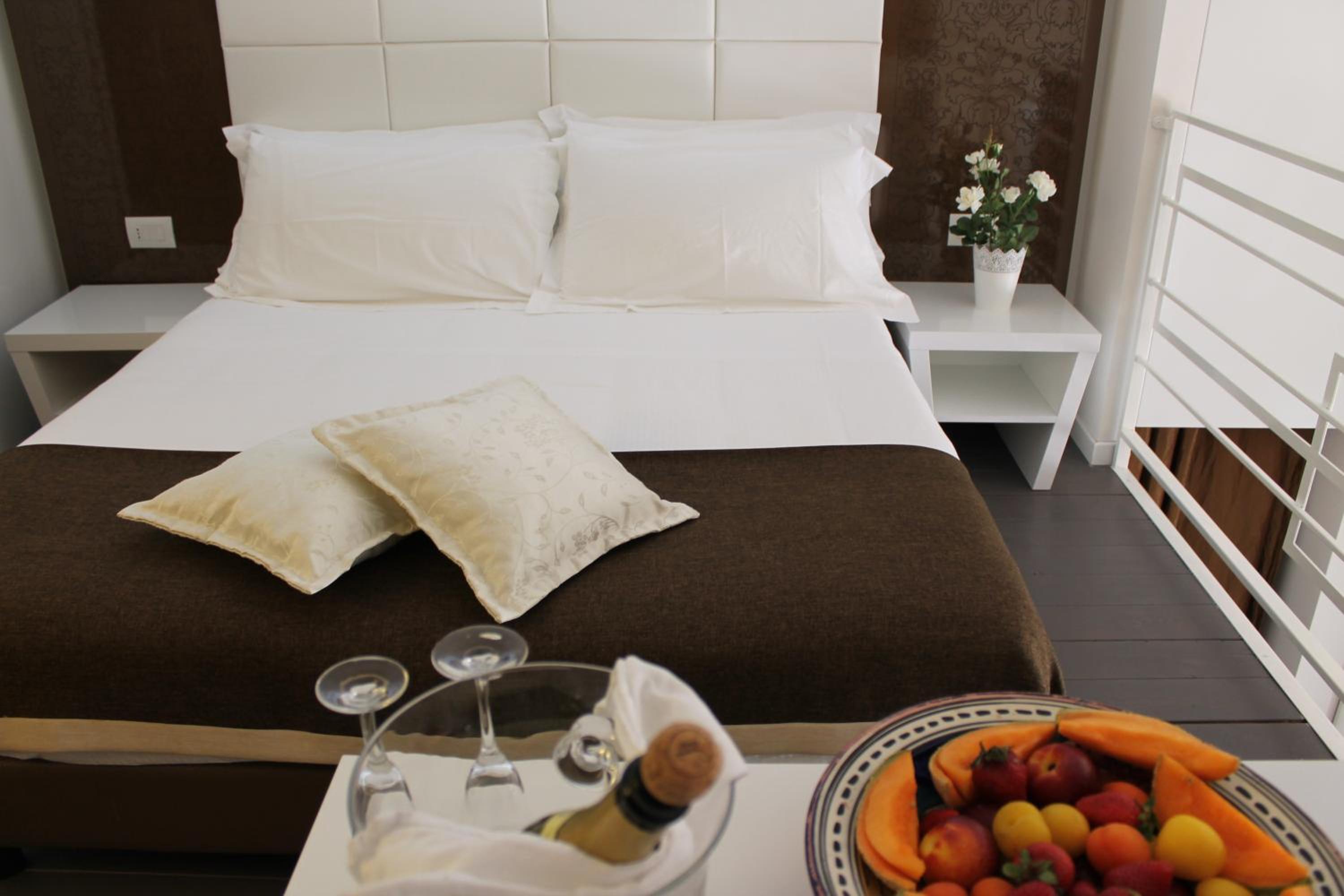 Suite - Photo 1