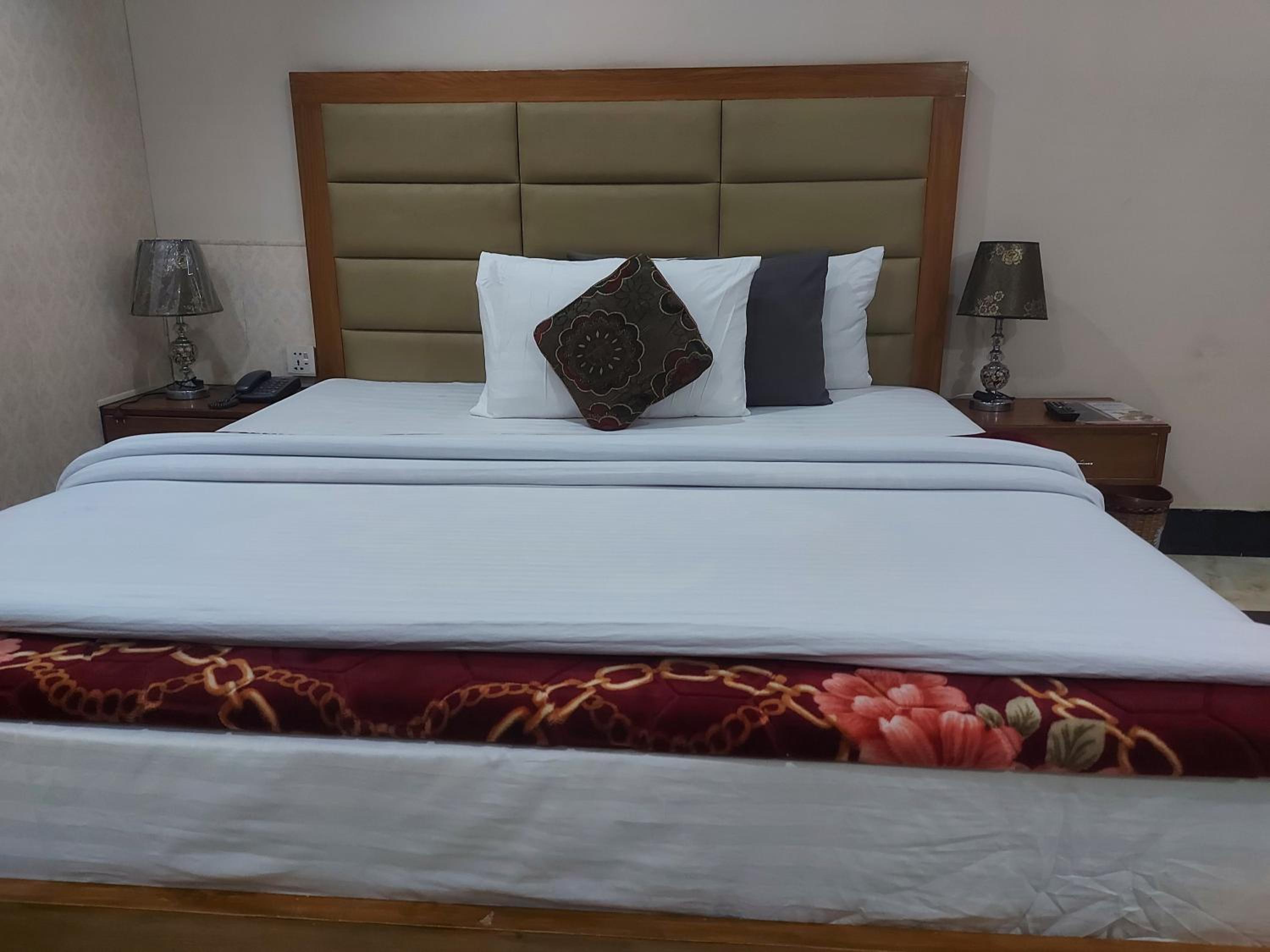Deluxe Double Room - Photo 9