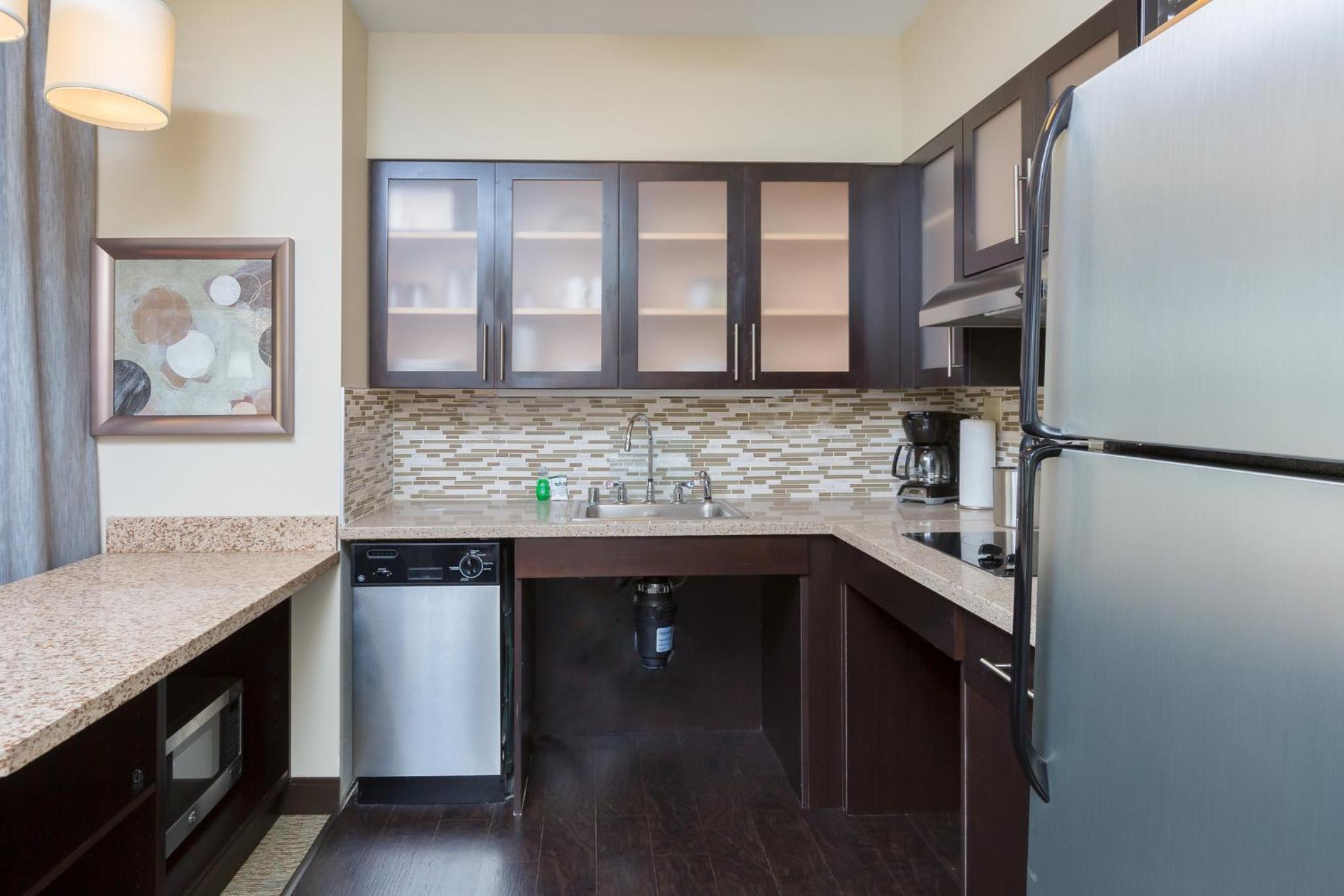 One-Bedroom Suite with Tub - Mobility Accessible photo 2
