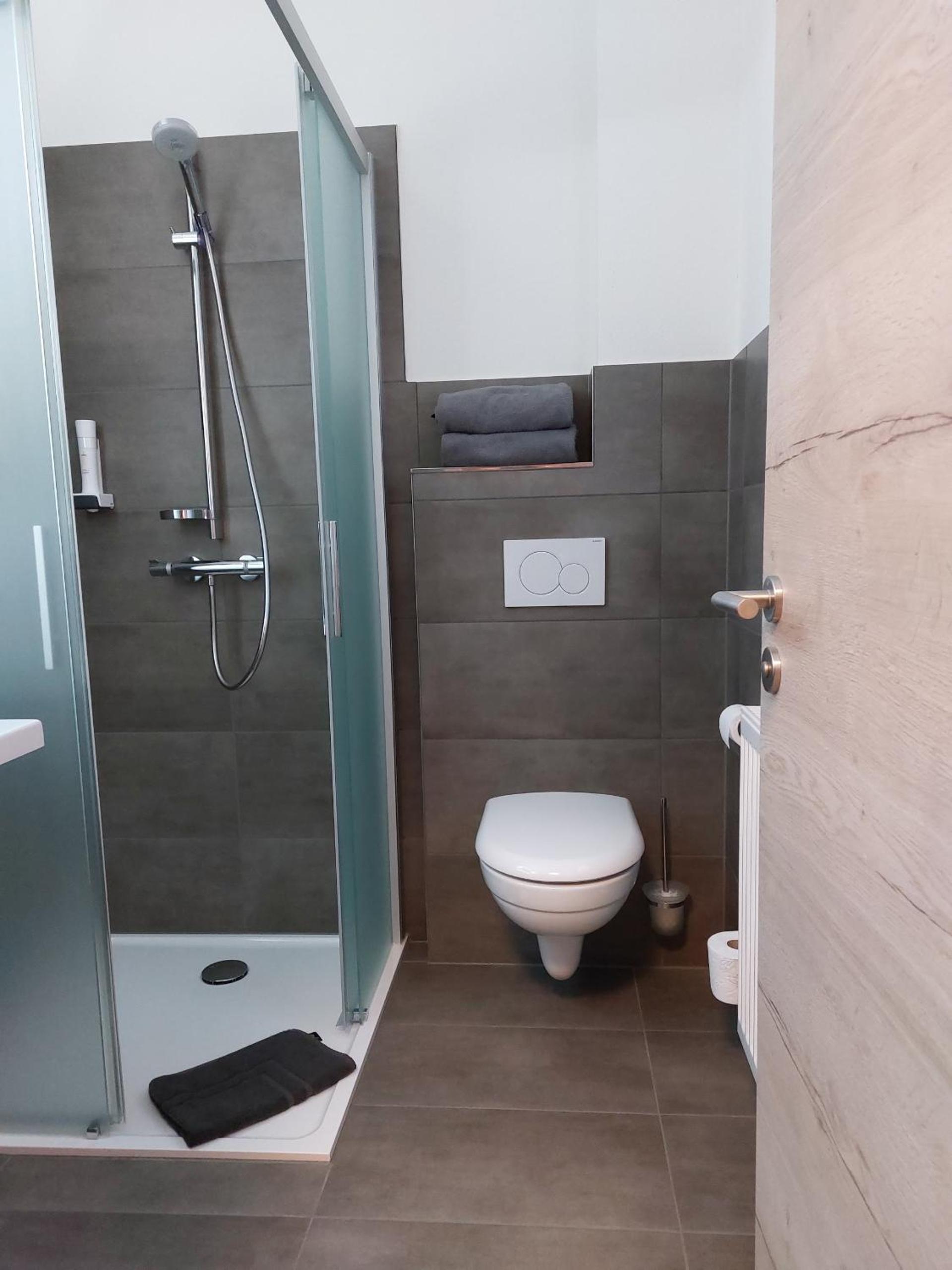 Deluxe Double Room with Shower photo 3
