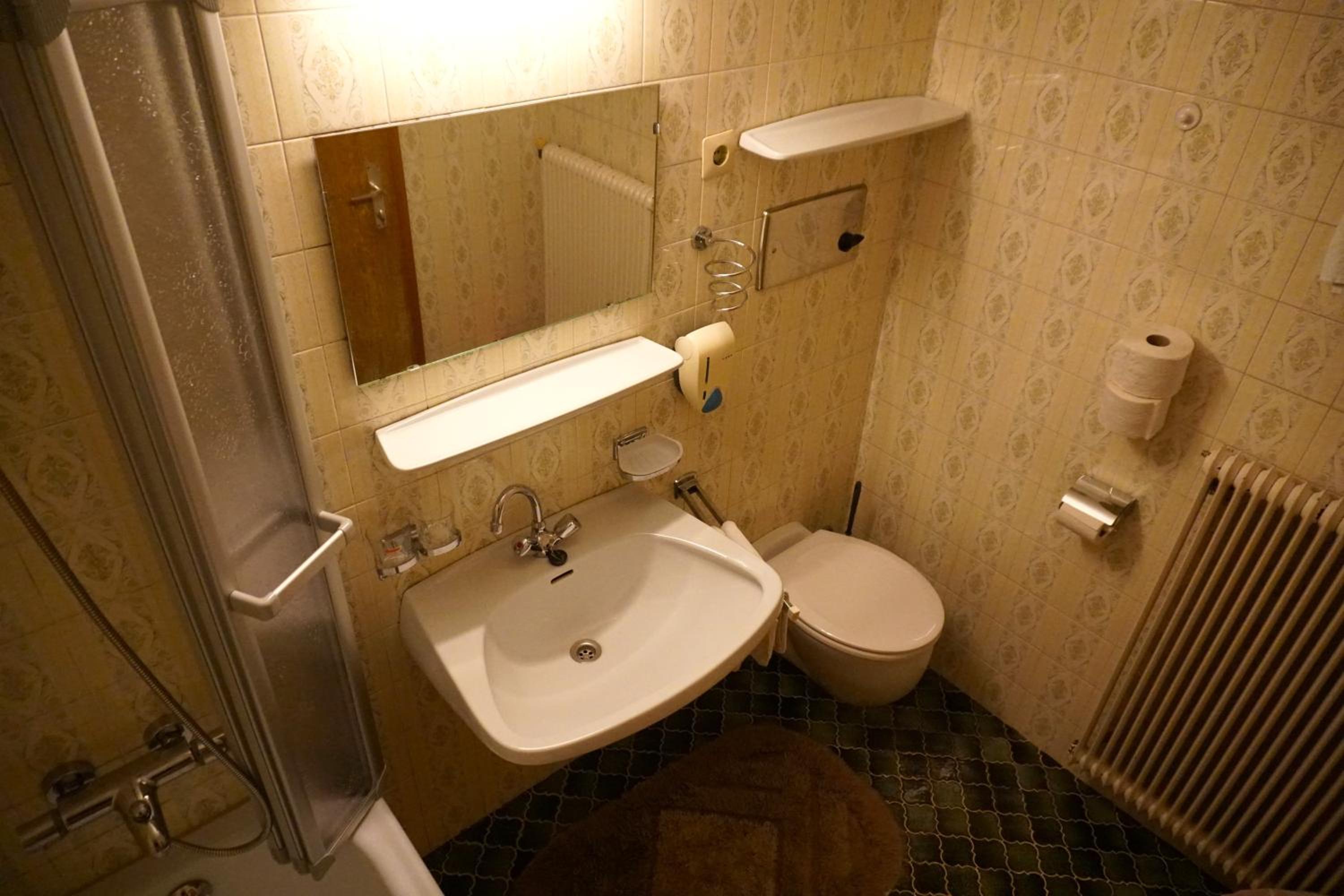 Single Room with Bath photo 3