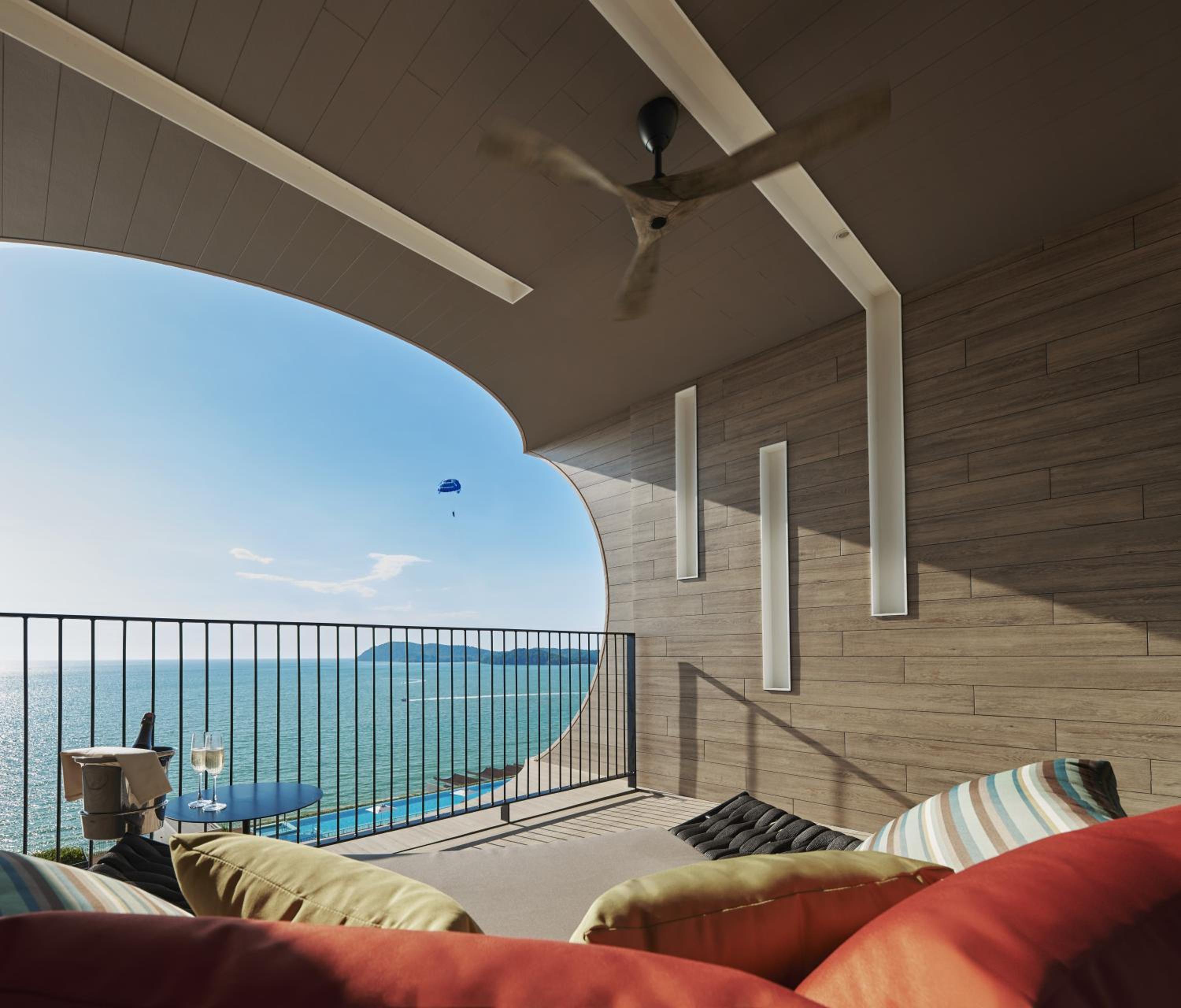 Deluxe Ocean View Suite - Photo 3