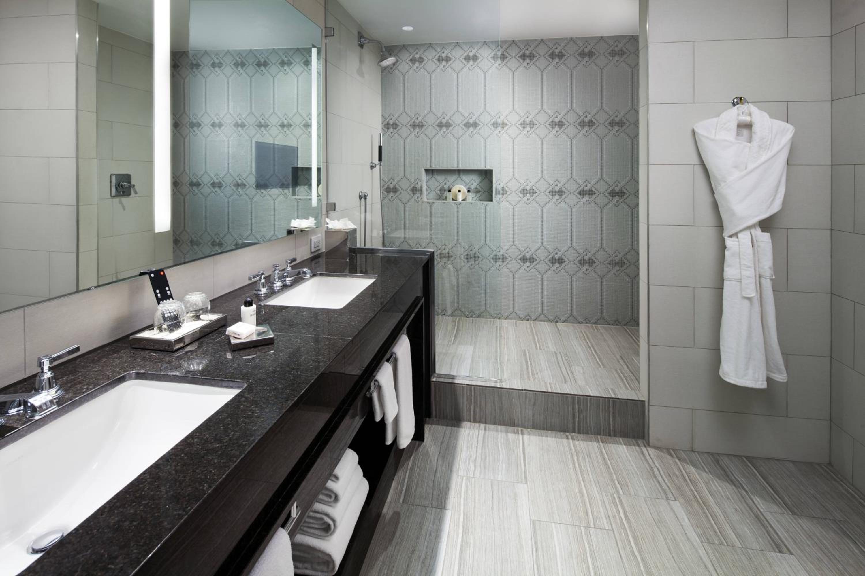 Superior Suite, Suite, 1 King, City view - Photo 4