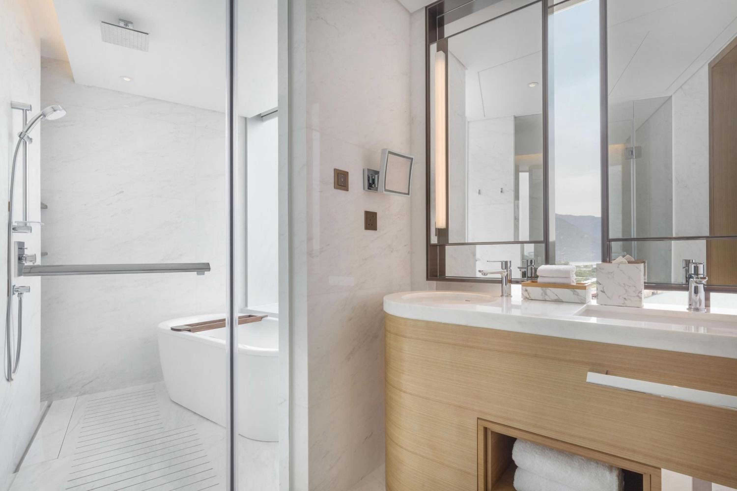 Executive Suite with Ocean View and Executive Lounge Access photo 2