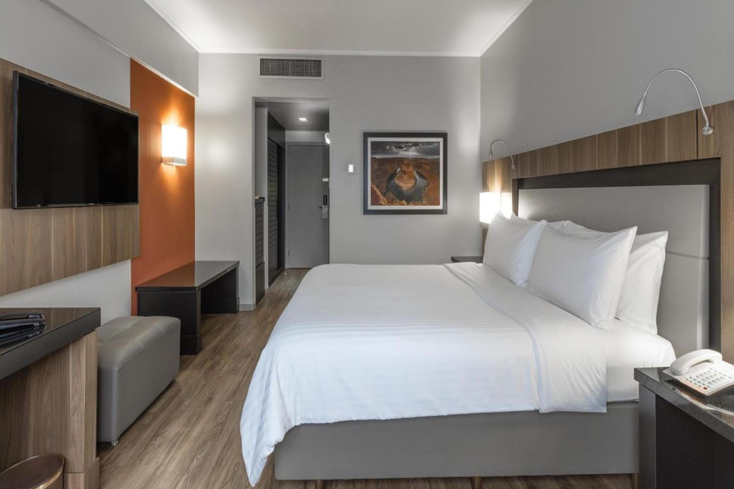 Executive King Guest Room with Lounge Access thumbnail 6