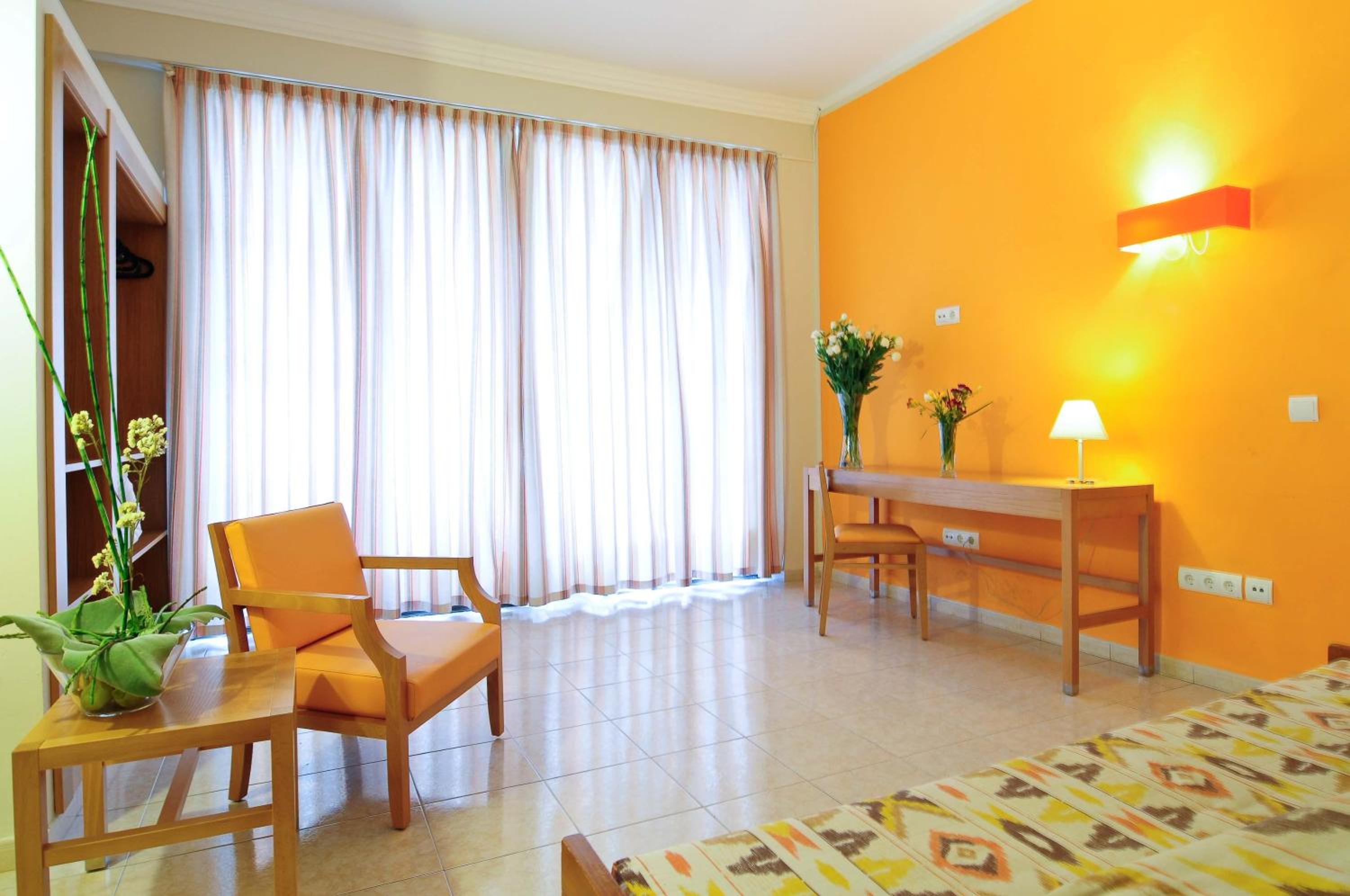Family Room (2 Adults + 2 Children)
