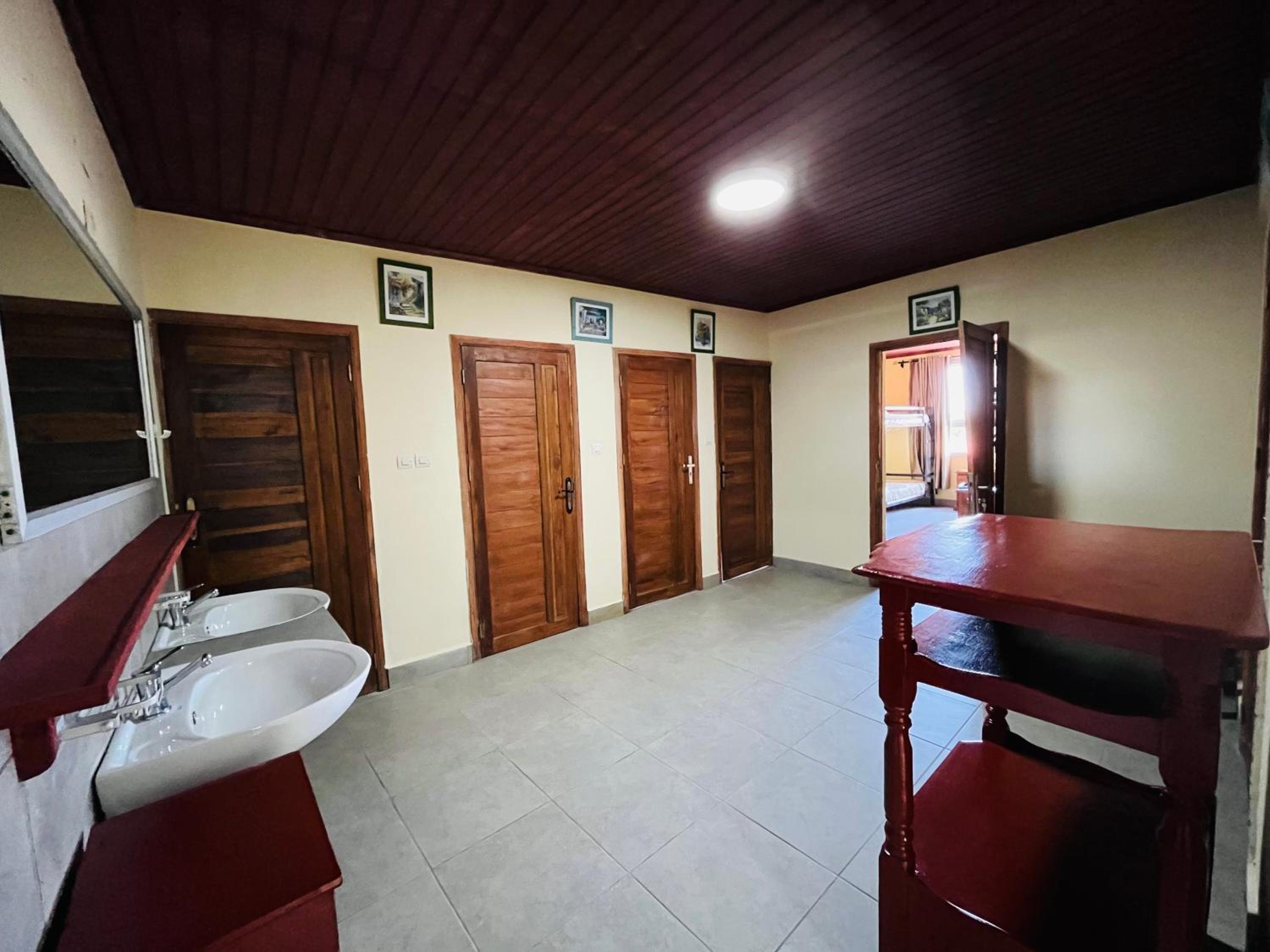 10-Bed Mixed Dormitory Room