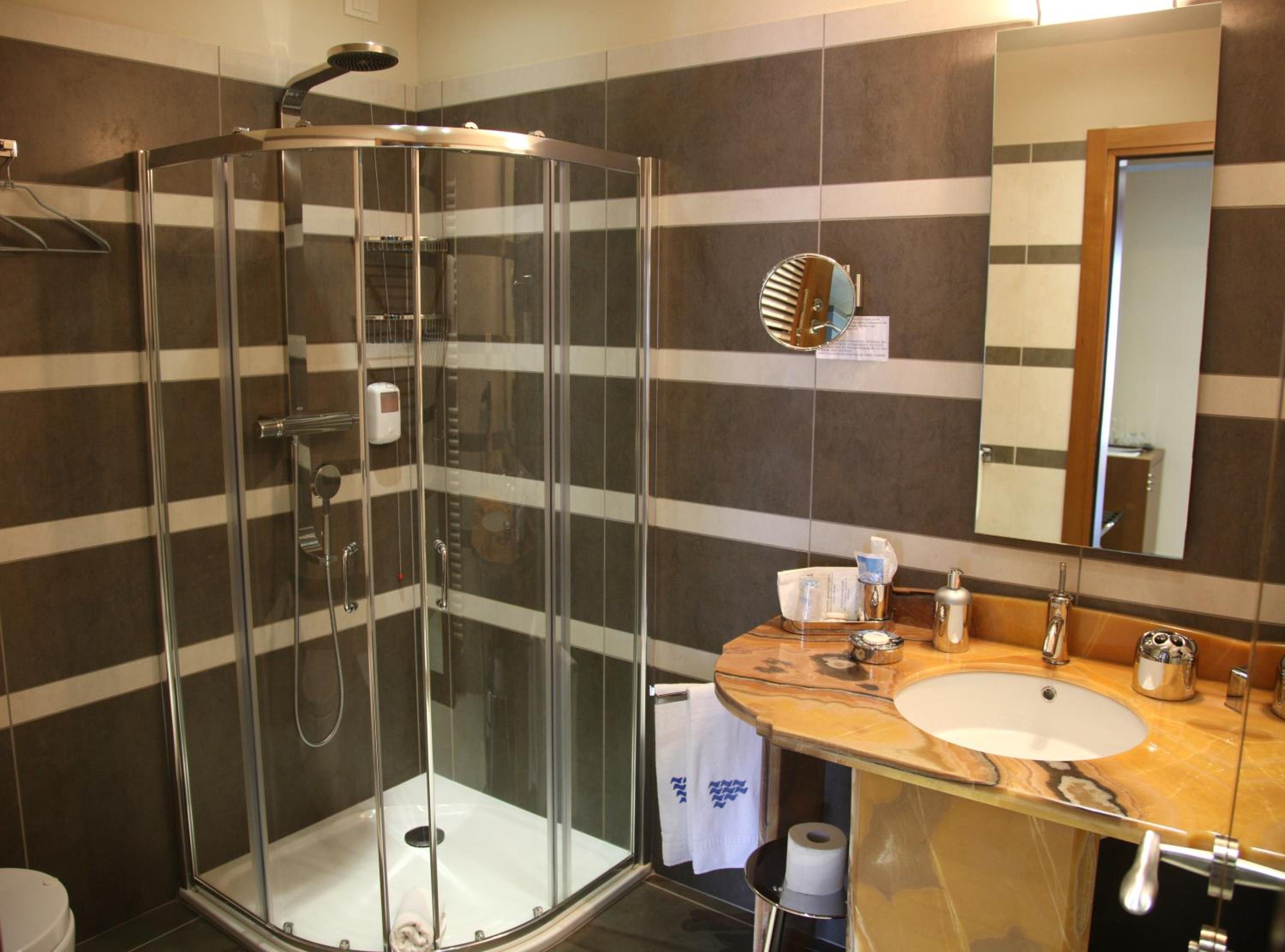 Double Room - Photo 7