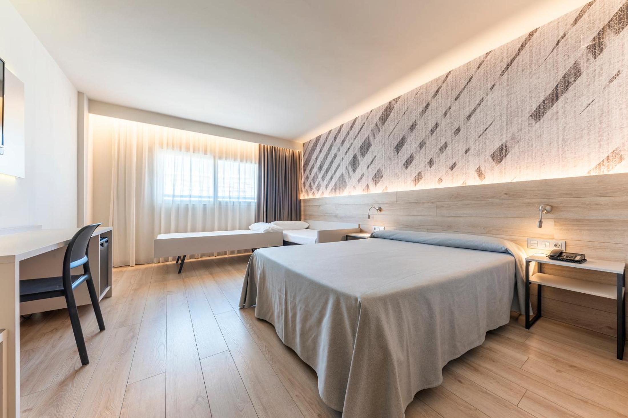Quadruple Room without Terrace (3 Adults + 1 Child) - Photo 1
