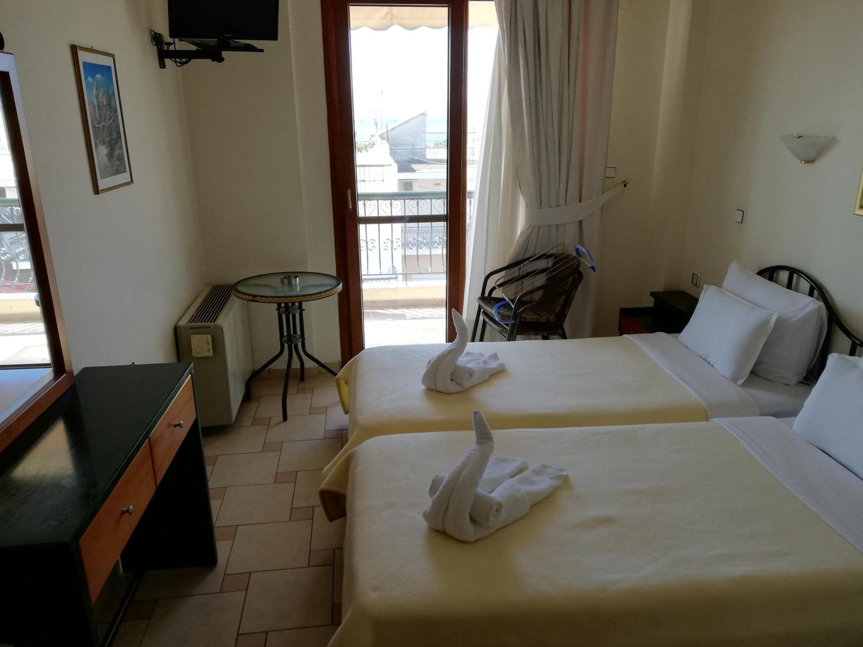 Economy Twin Room photo 3