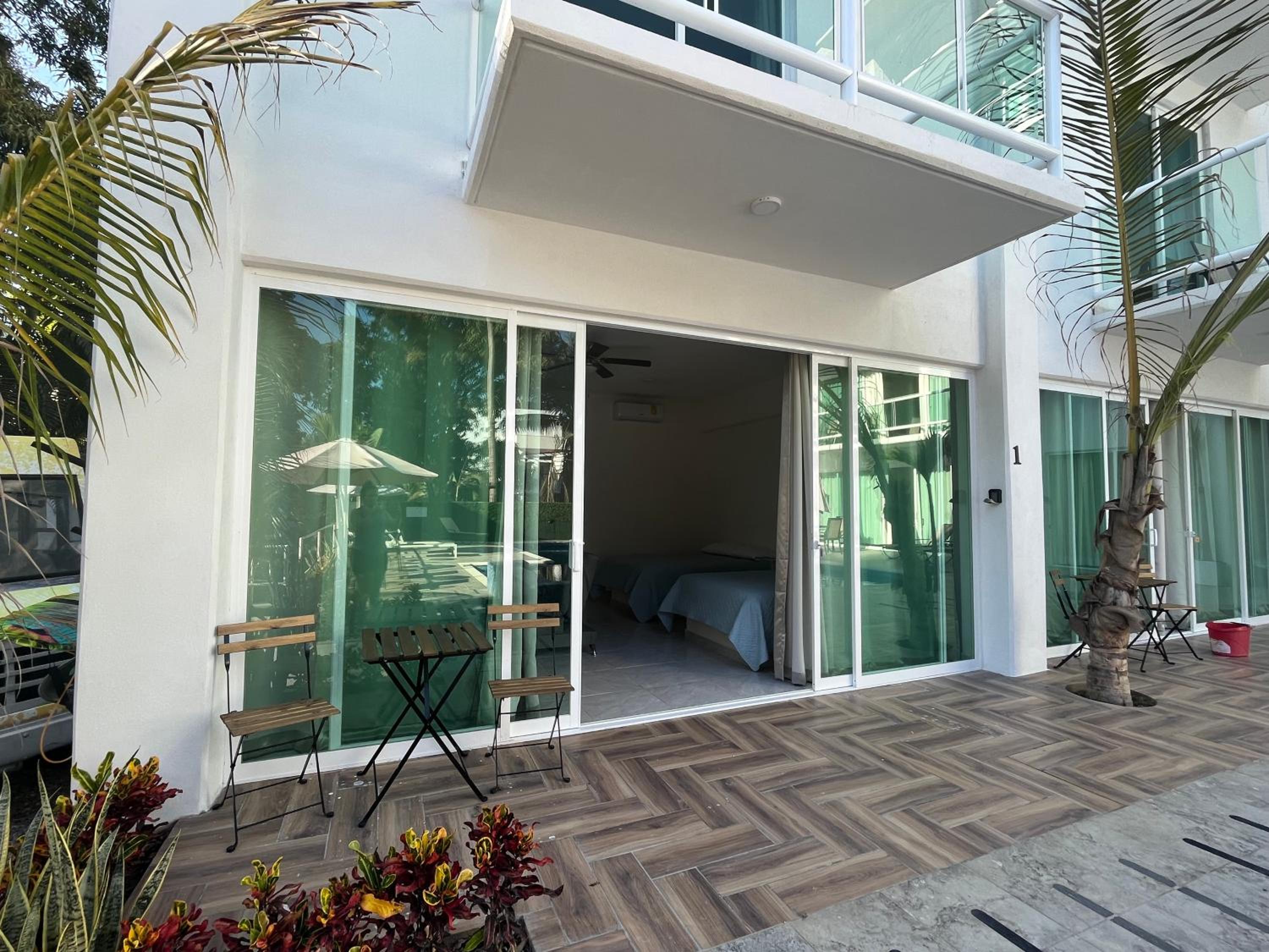 Twin Room with Pool View photo 2