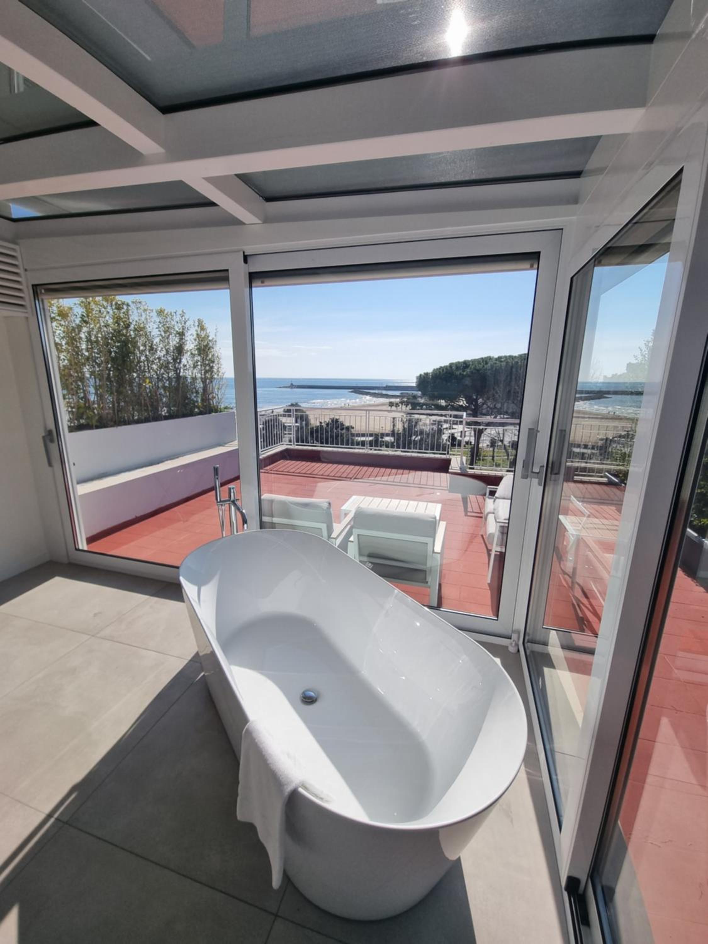Superior Suite with Sea View - Photo 15