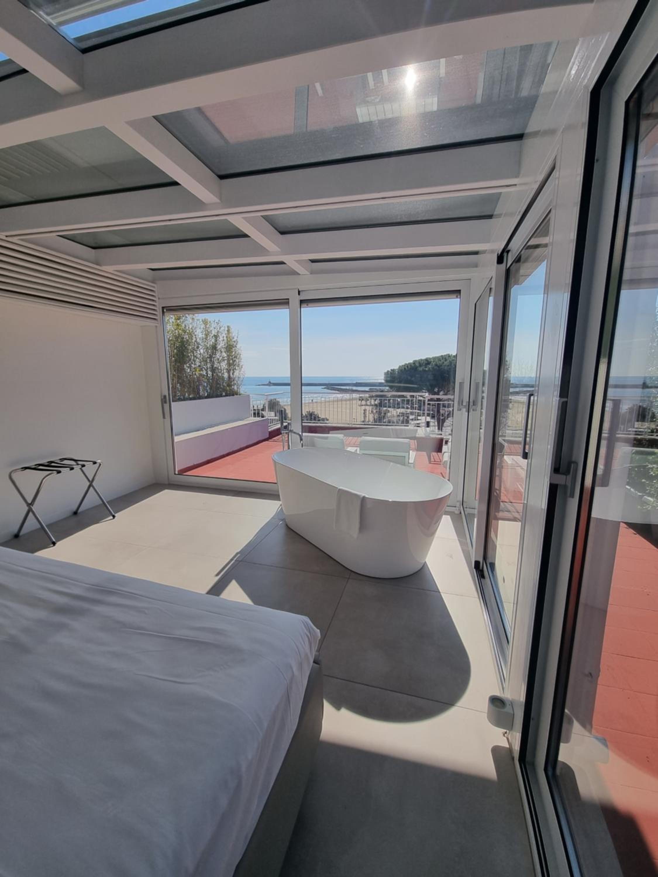 Superior Suite with Sea View - Photo 4