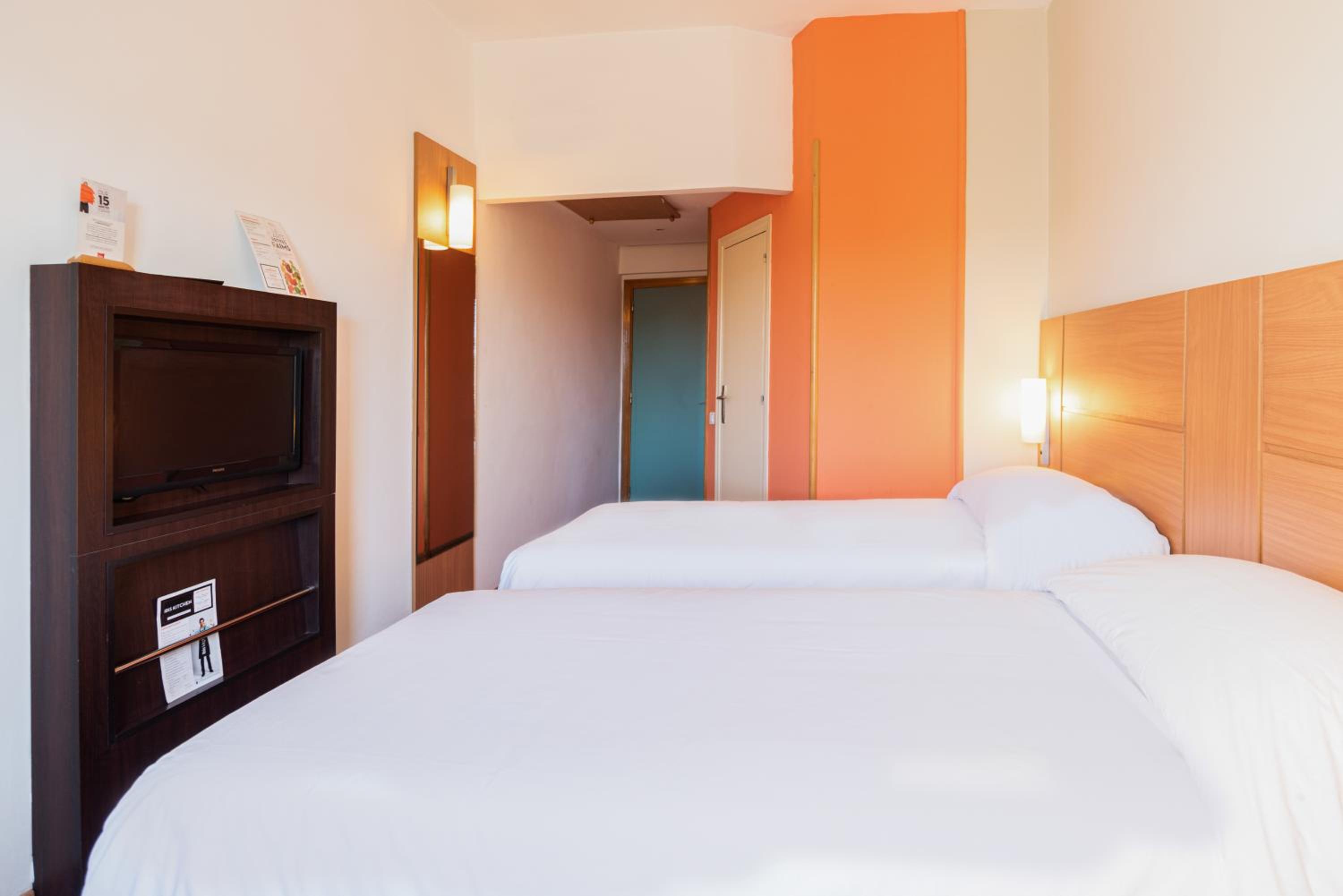 Standard Twin Room - Photo 2