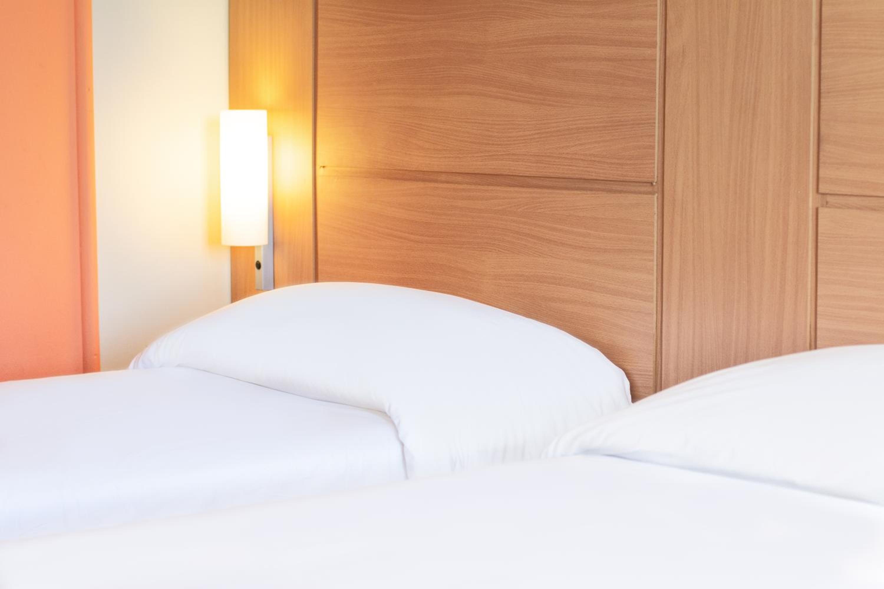 Standard Twin Room - Photo 4
