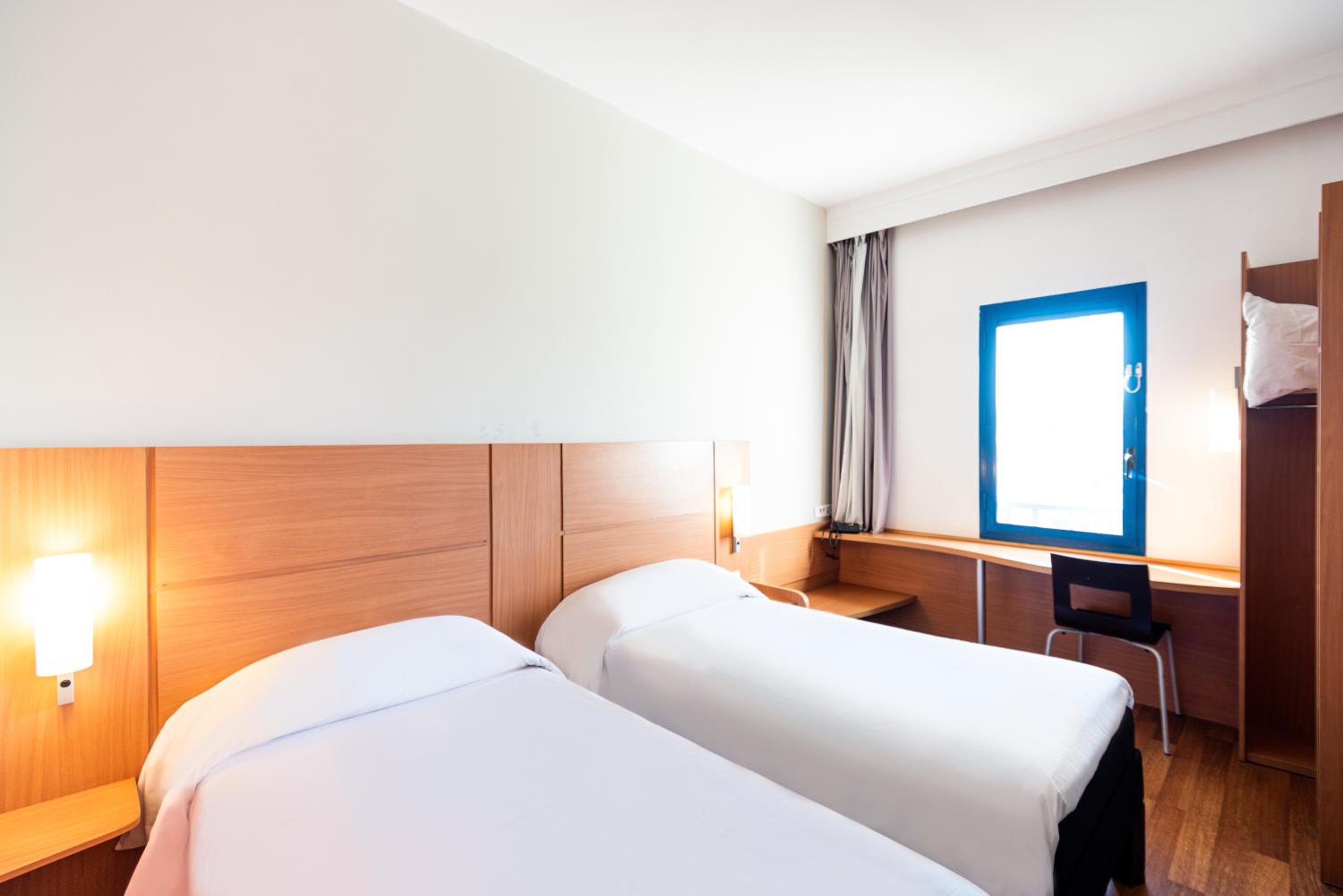 Standard Twin Room - Photo 7