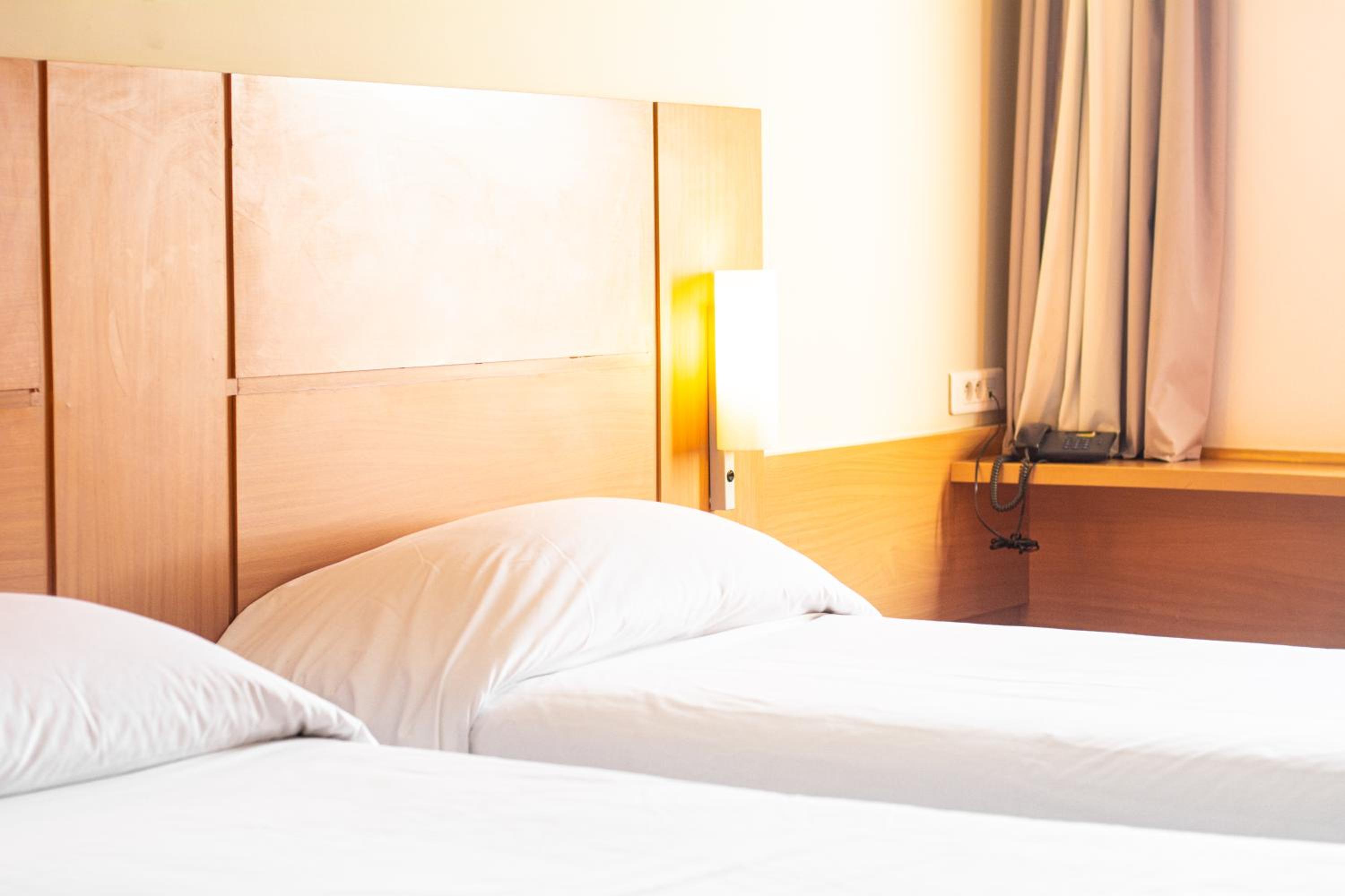 Standard Twin Room - Photo 9