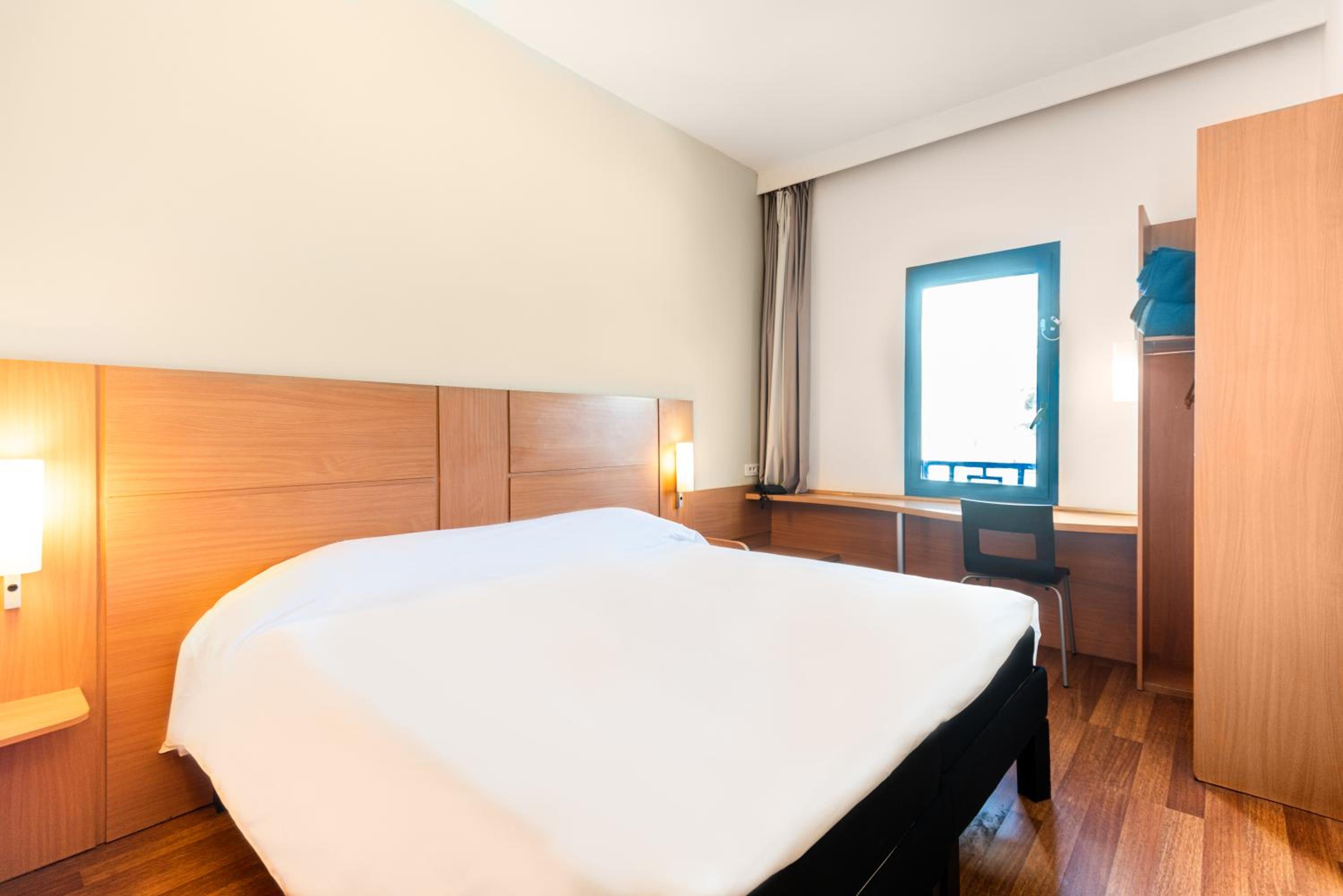 Standard Double Room - Photo 9