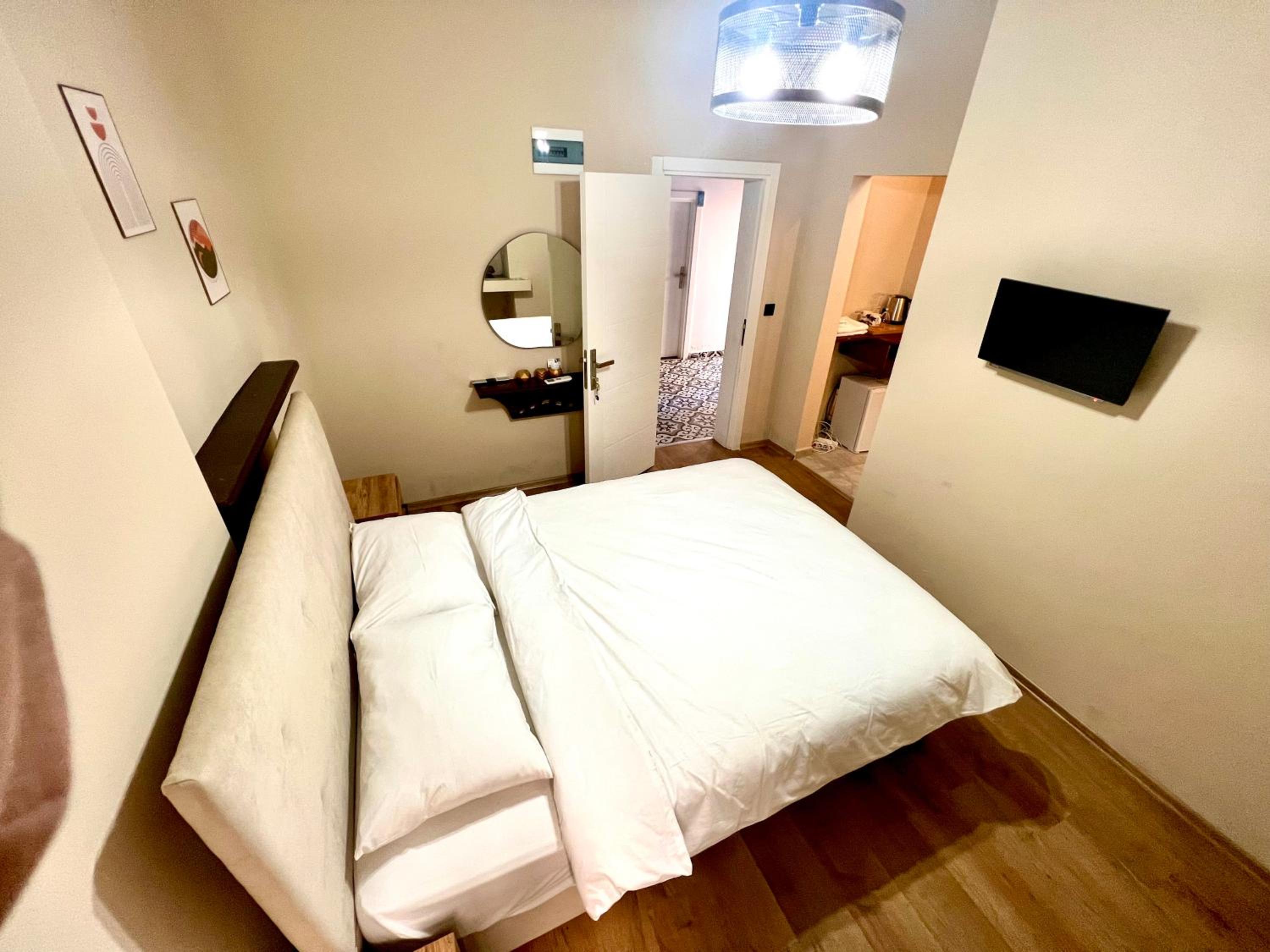 Double Room - Photo 12