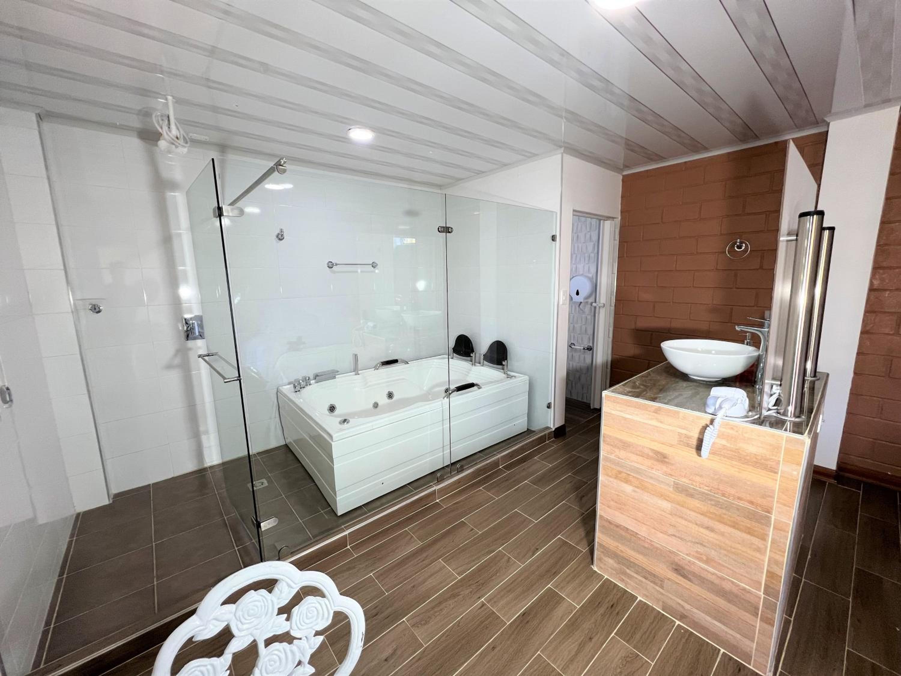 Double Room with Spa Bath photo 3