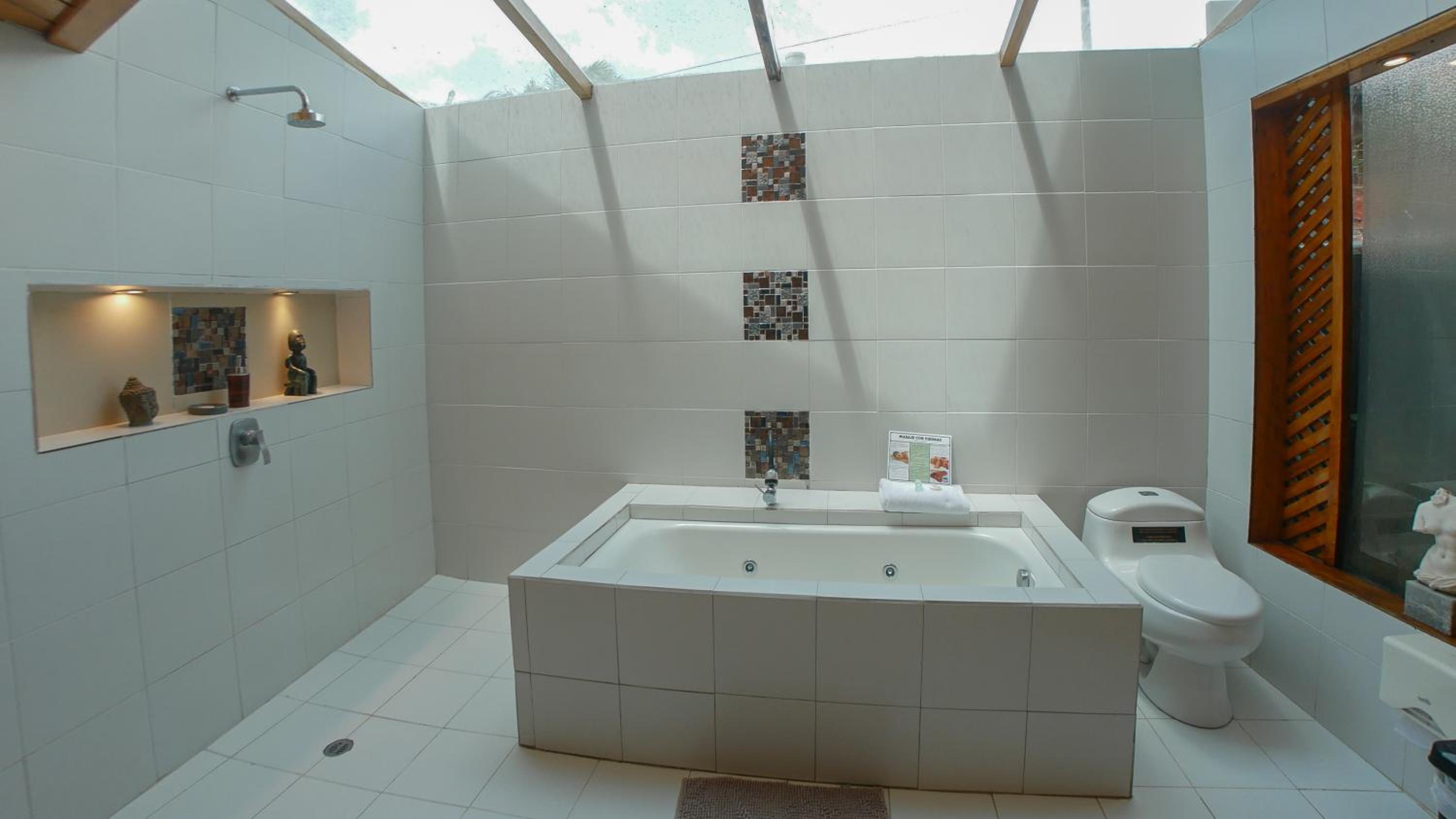 Deluxe Suite with Spa Bath photo 3