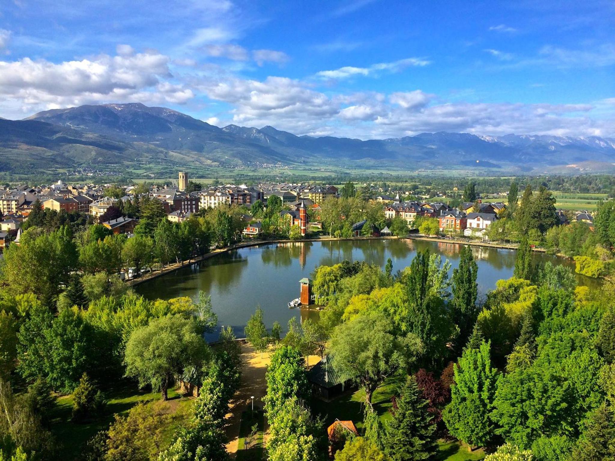 Two-Bedroom Apartment  with Balcony and Mountain View photo 2