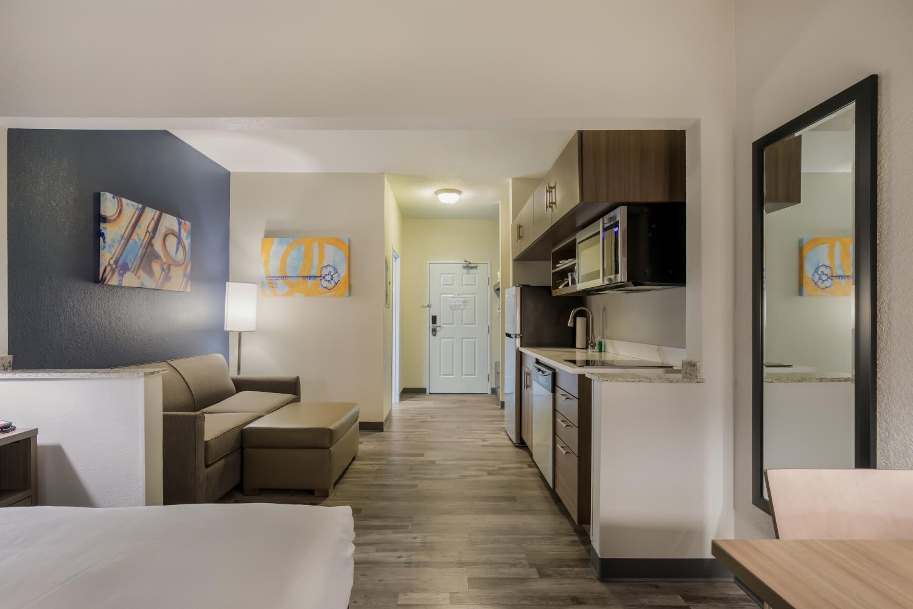 Efficiency Queen Suite with Sofa Bed - Non Smoking - Photo 1