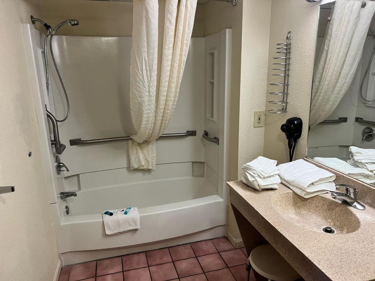 Queen Room with Two Queen Beds, Mobility Access and Bathtub with Grab Bars, Non-Smoking - Photo 3