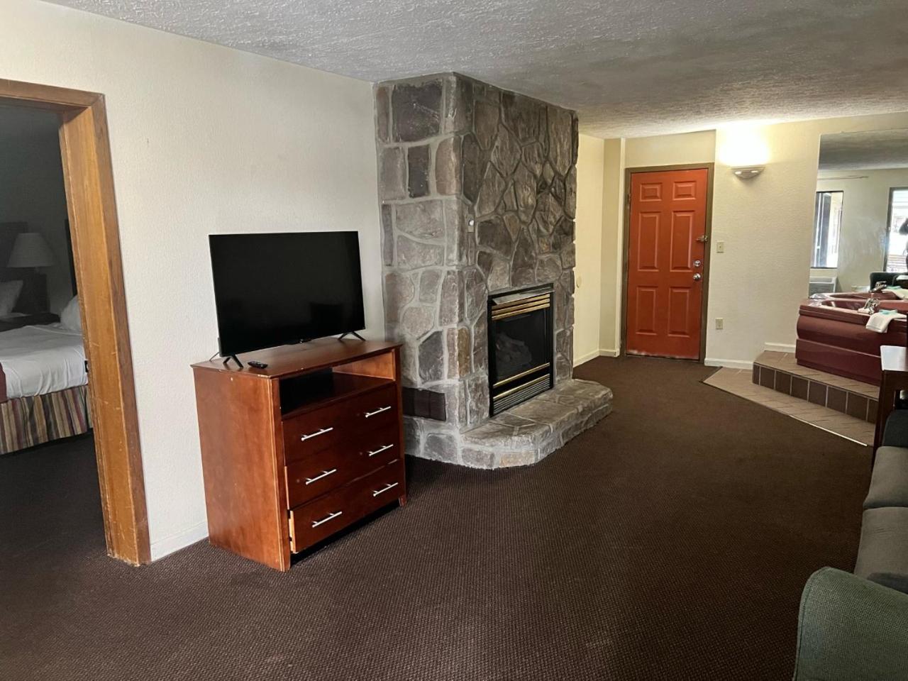 Two-Bedroom Family Suite with Four Queen Beds, Non-Smoking - Photo 3