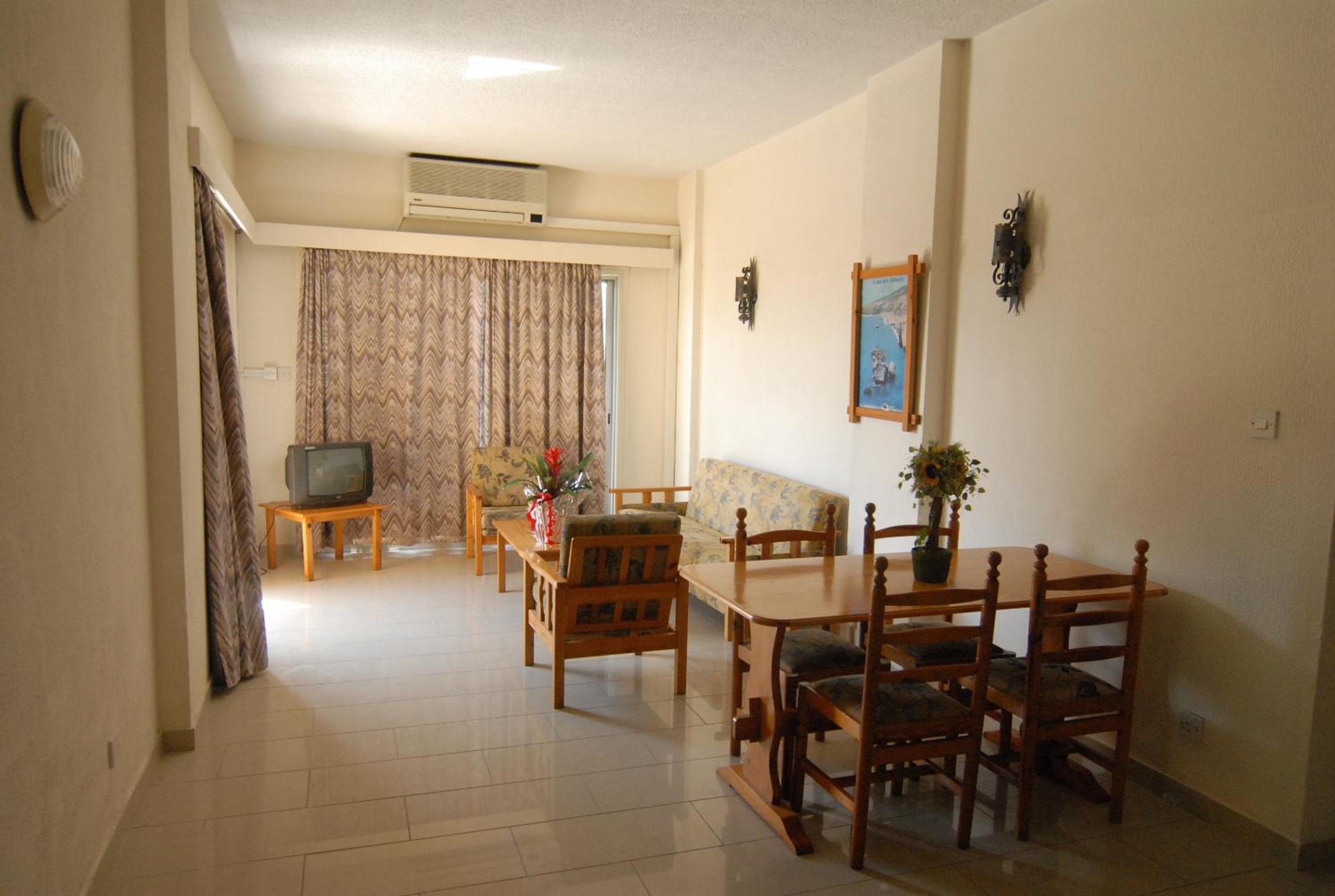 Two-Bedroom Apartment (4-5 Adults) photo 2